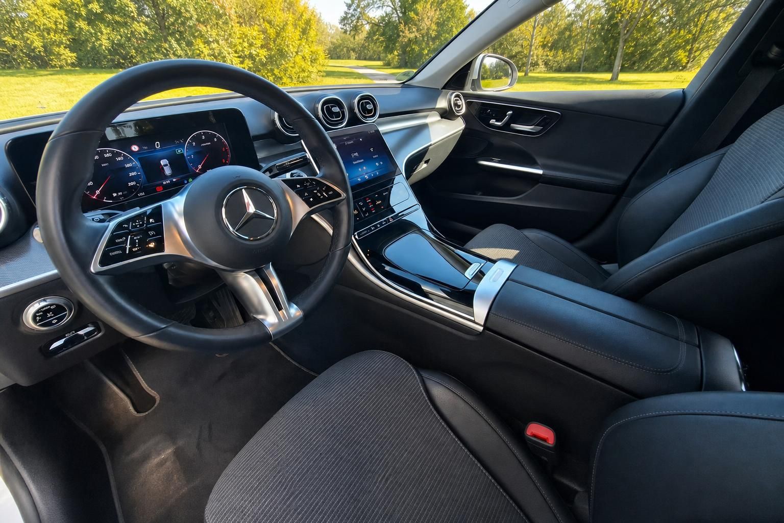 Mercedes Fahrzeug Cockpit mit Lenkrad, Armaturenbrett und Touchscreen Display