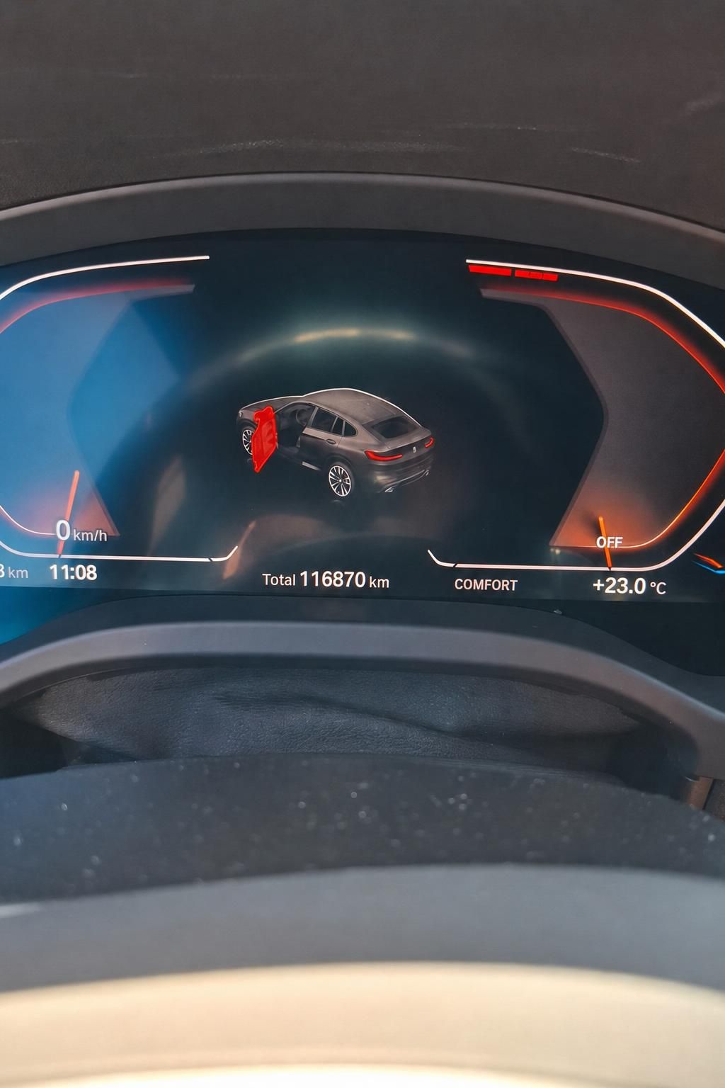 Digitales Kombiinstrument mit Fahrzeugillustration und Kilometerstand Anzeige