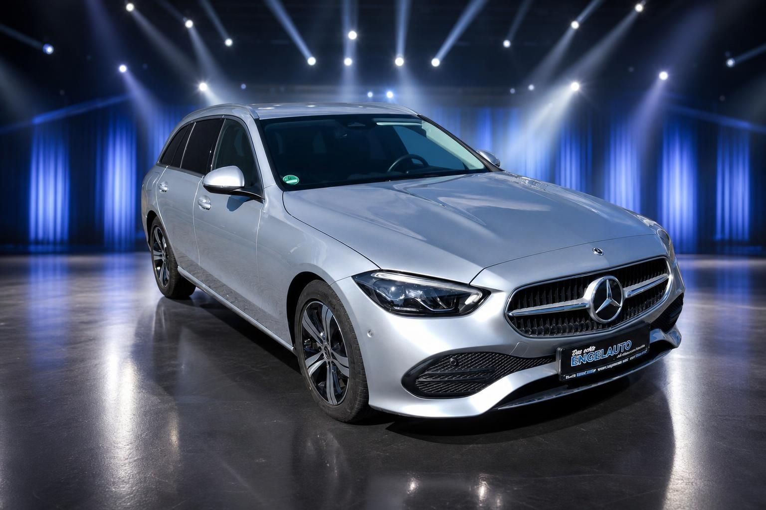 Mercedes C-Klasse T-Modell in Silber - Schrägansicht vorn links im Studio