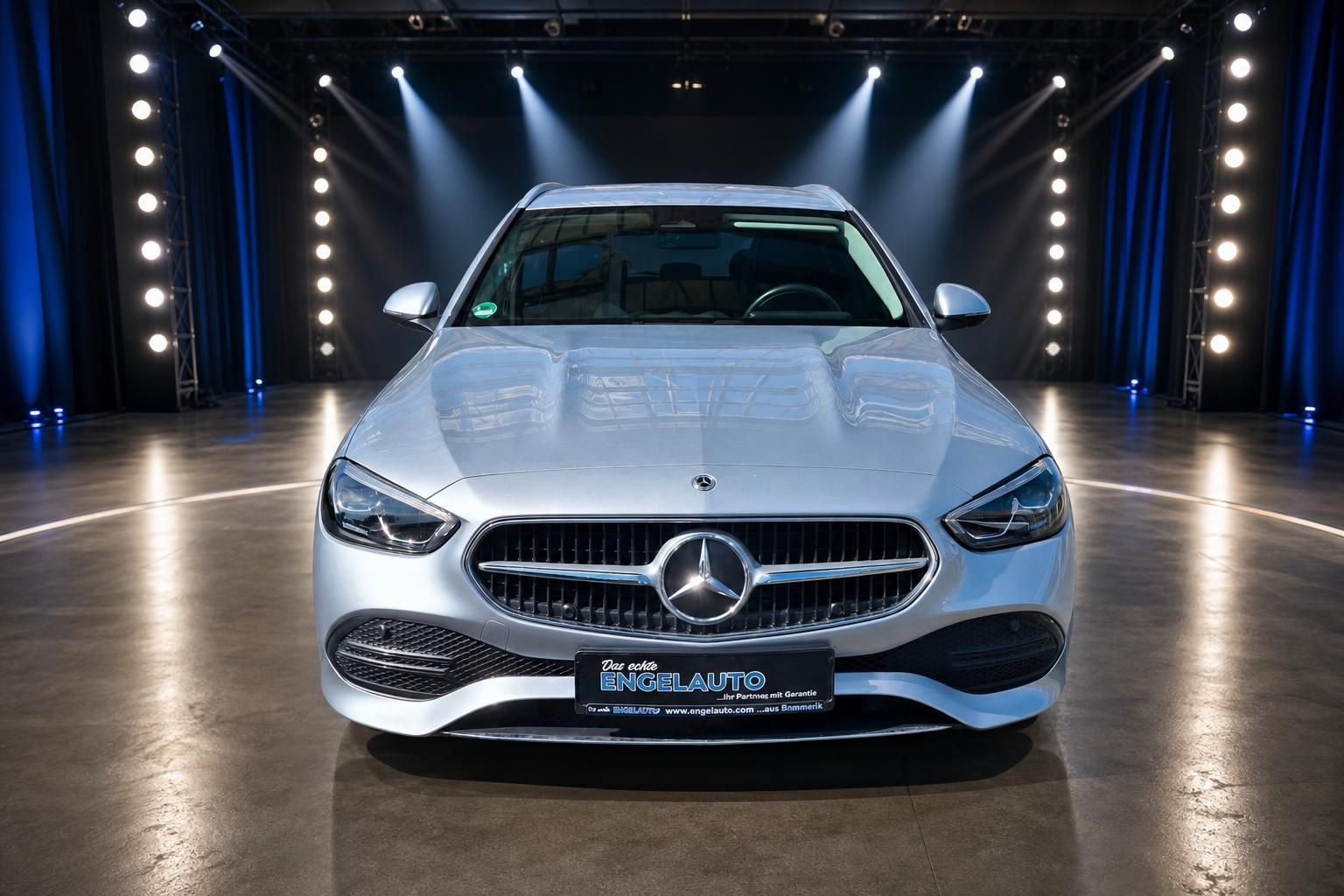 Mercedes C-Klasse T-Modell silber - Frontansicht frontal im Showroom Studio