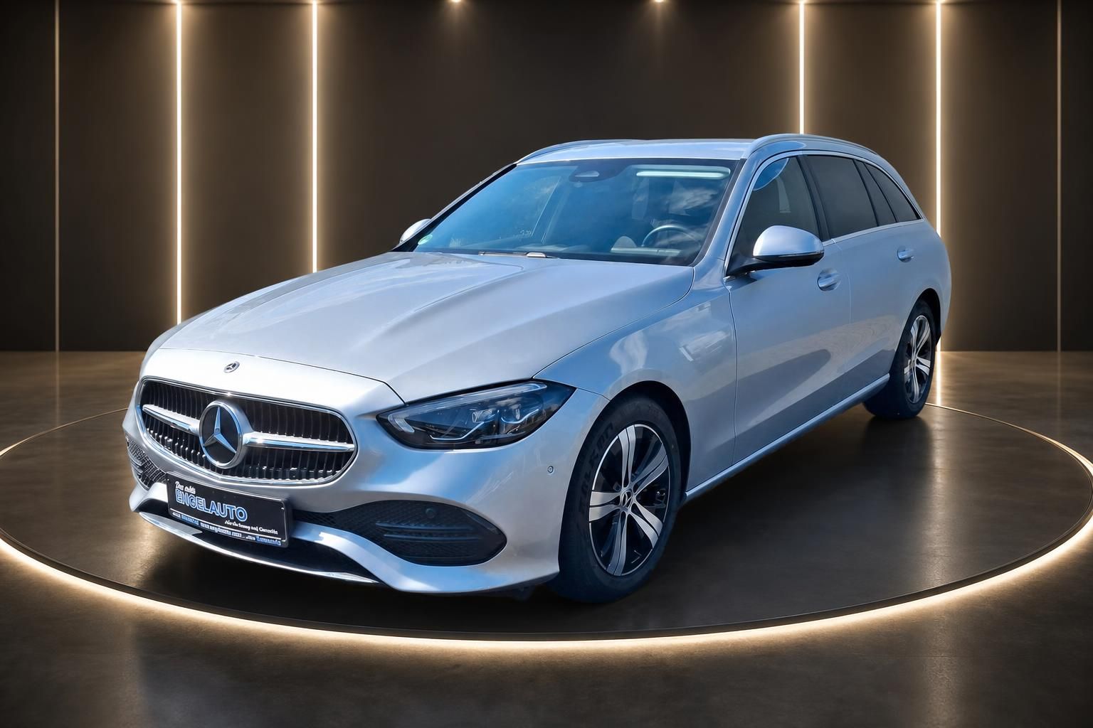 Mercedes C-Klasse T-Modell silber - Frontansicht schräg rechts auf Drehbühne