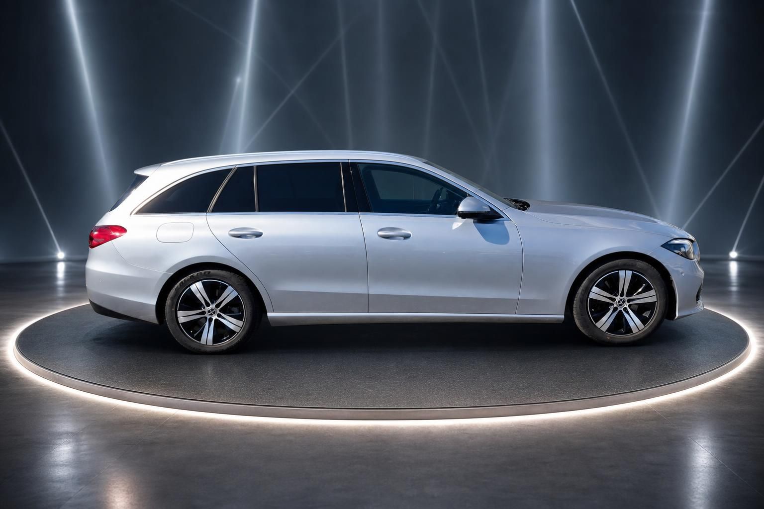 Mercedes C-Klasse T-Modell silber - Seitenansicht links auf beleuchteter Drehbühne