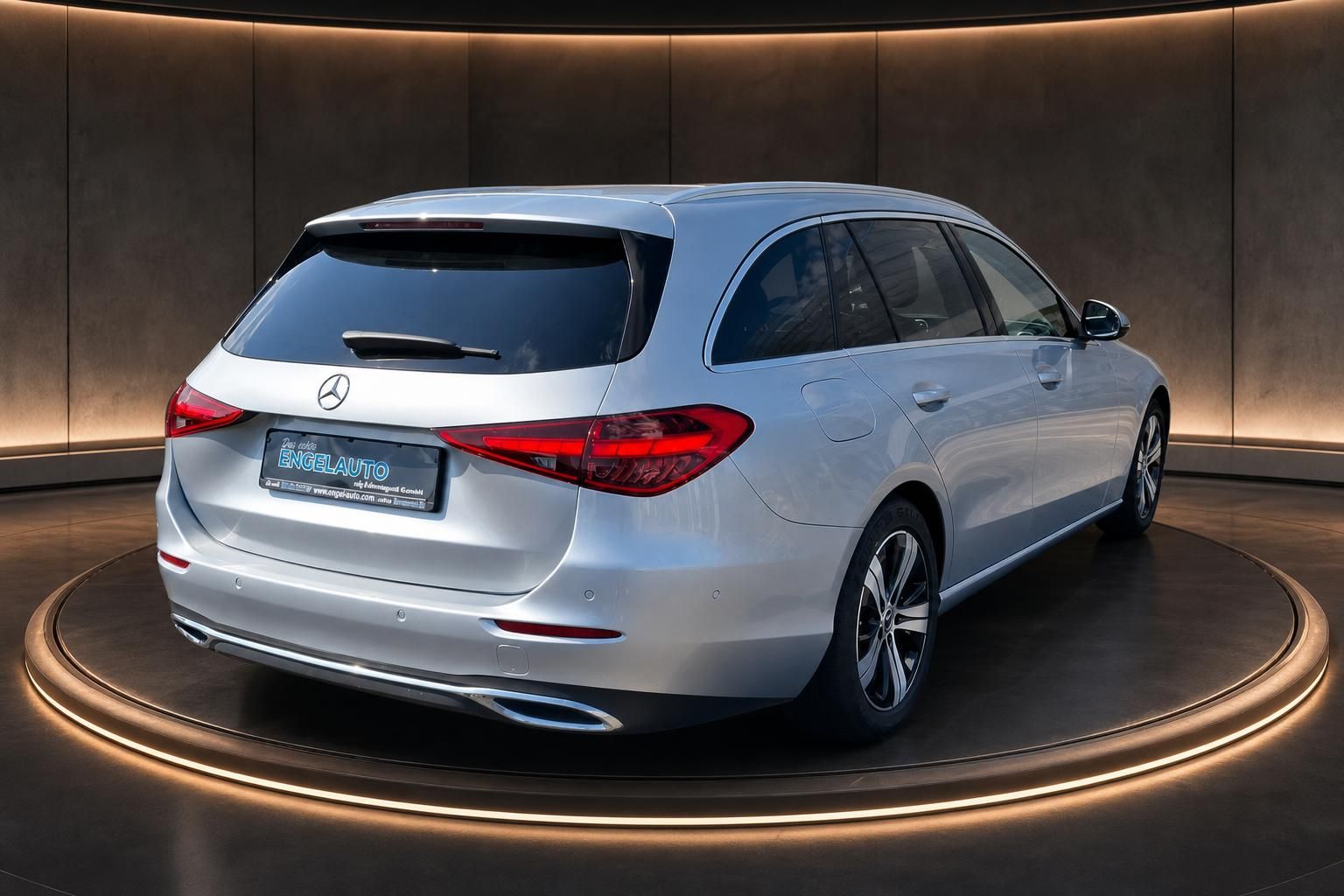 Mercedes C-Klasse T-Modell silber - Heckansicht schräg links auf Drehbühne