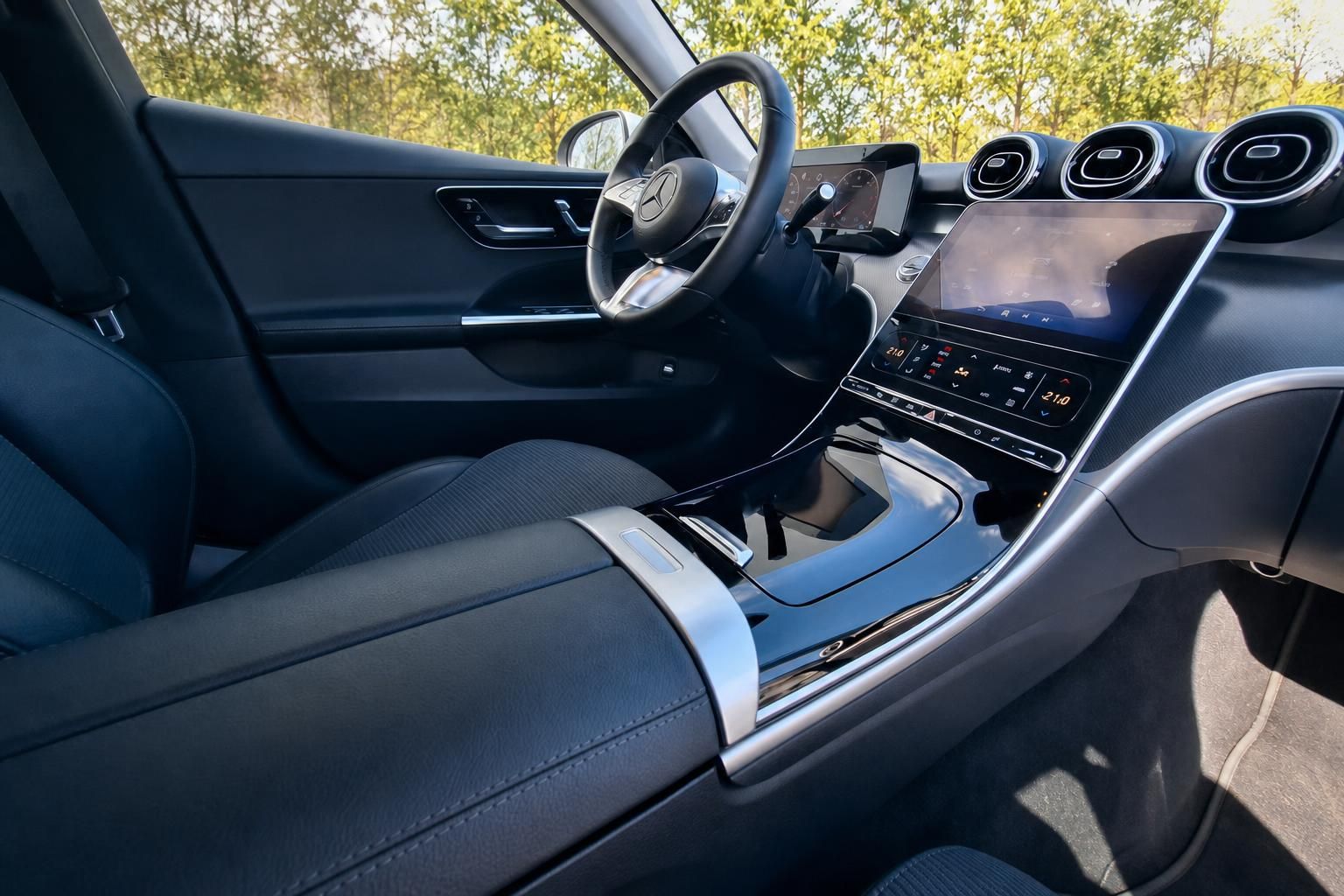 Mercedes-Benz Innenraum mit schwarzem Leder, Lenkrad, Touchscreen und Mittelkonsole