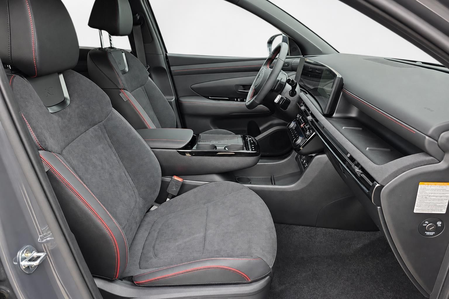 Hyundai Tucson N Line Innenraum mit Sportsitzen und roter Ziernaht