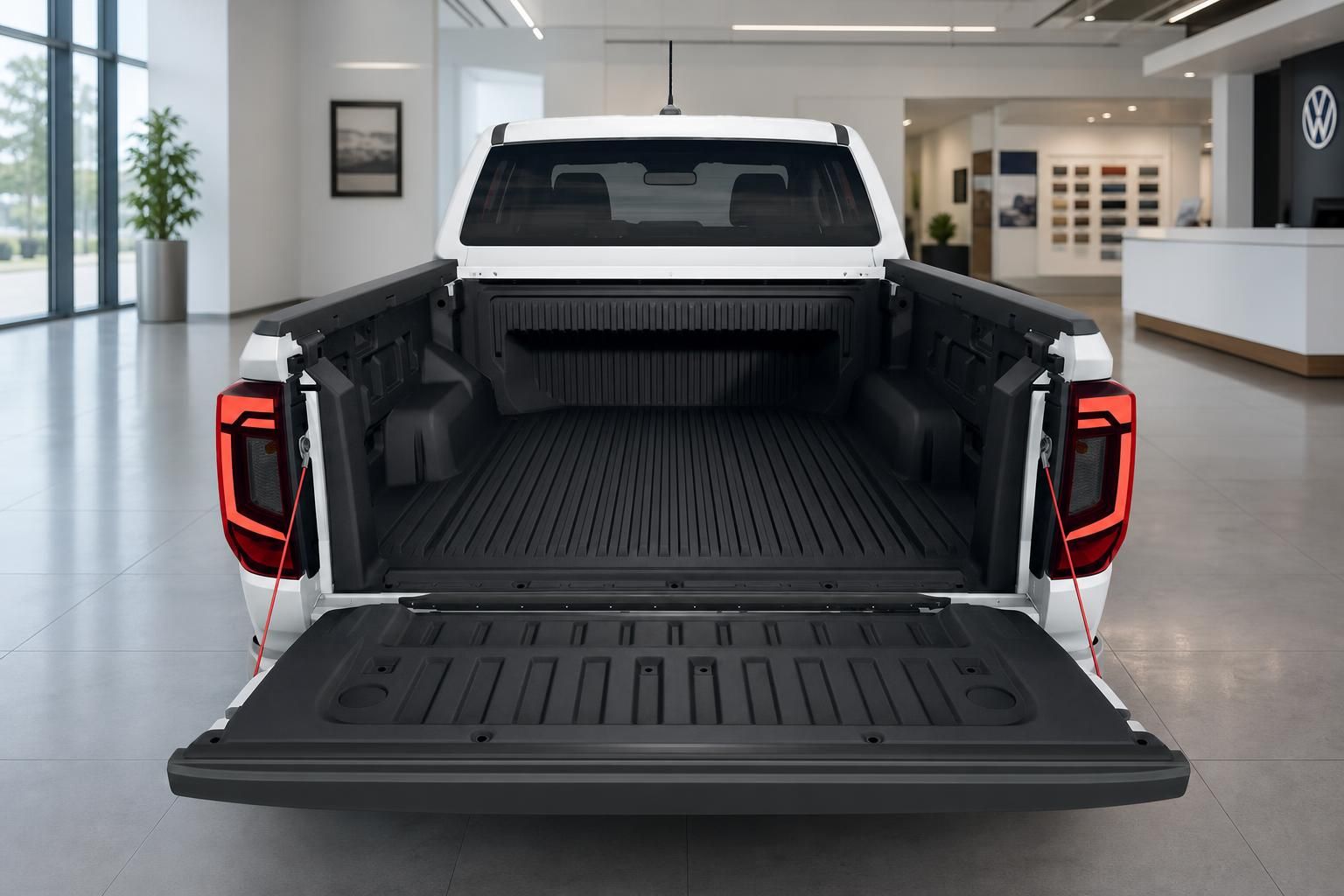VW Amarok Ladefläche mit geöffneter Heckklappe im Autohaus