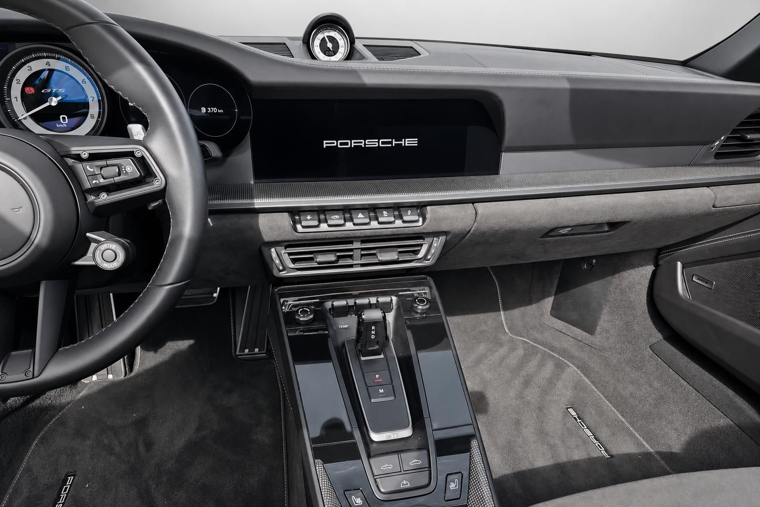 Porsche 911 GTS Cabrio Innenraum mit Cockpit und Mittelkonsole