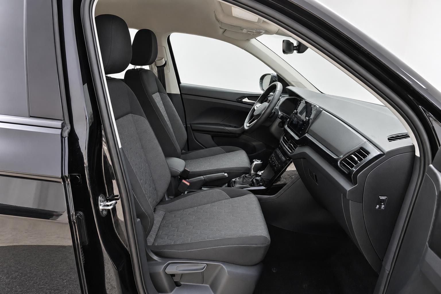 VW Innenraum Cockpit und Vordersitze grau Ansicht durch Tür