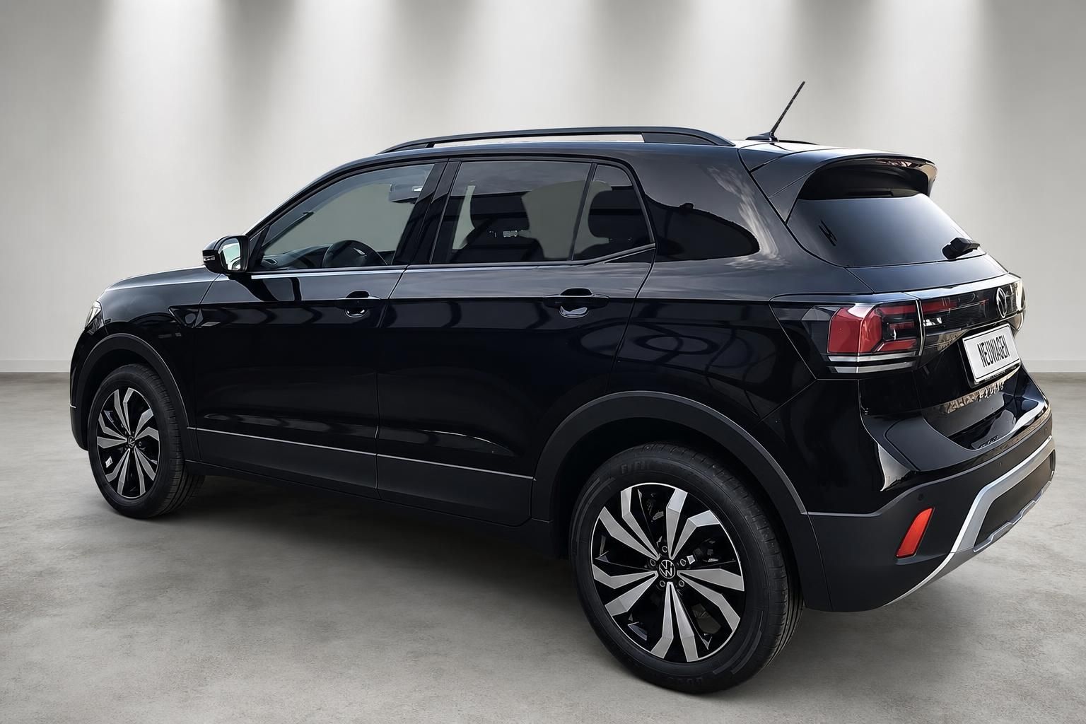 VW T-Cross schwarz Heckansicht seitlich Neuwagen Studio