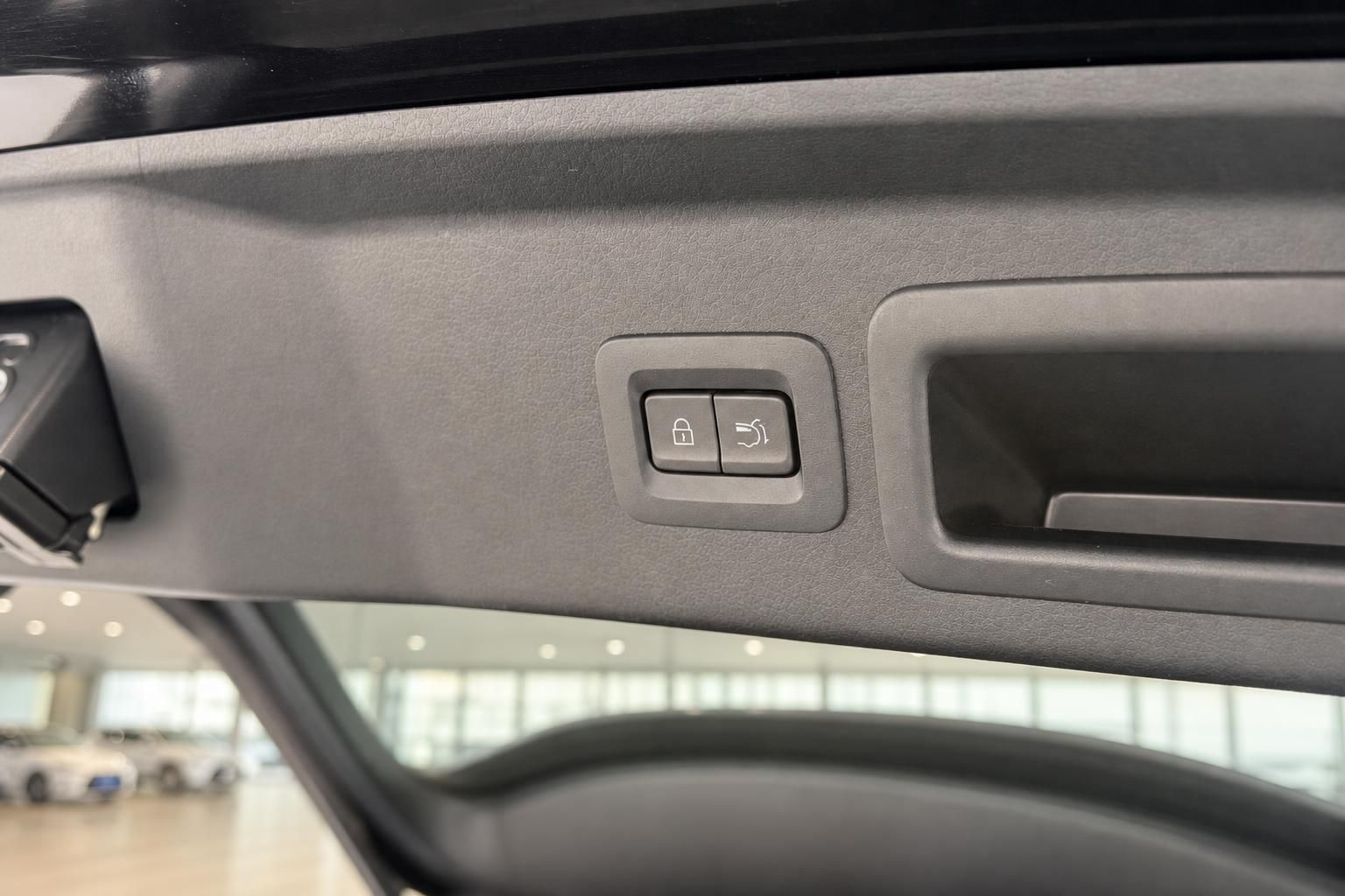 Detailansicht Türgriff und Bedienelemente im Mazda CX-30 Kofferraum