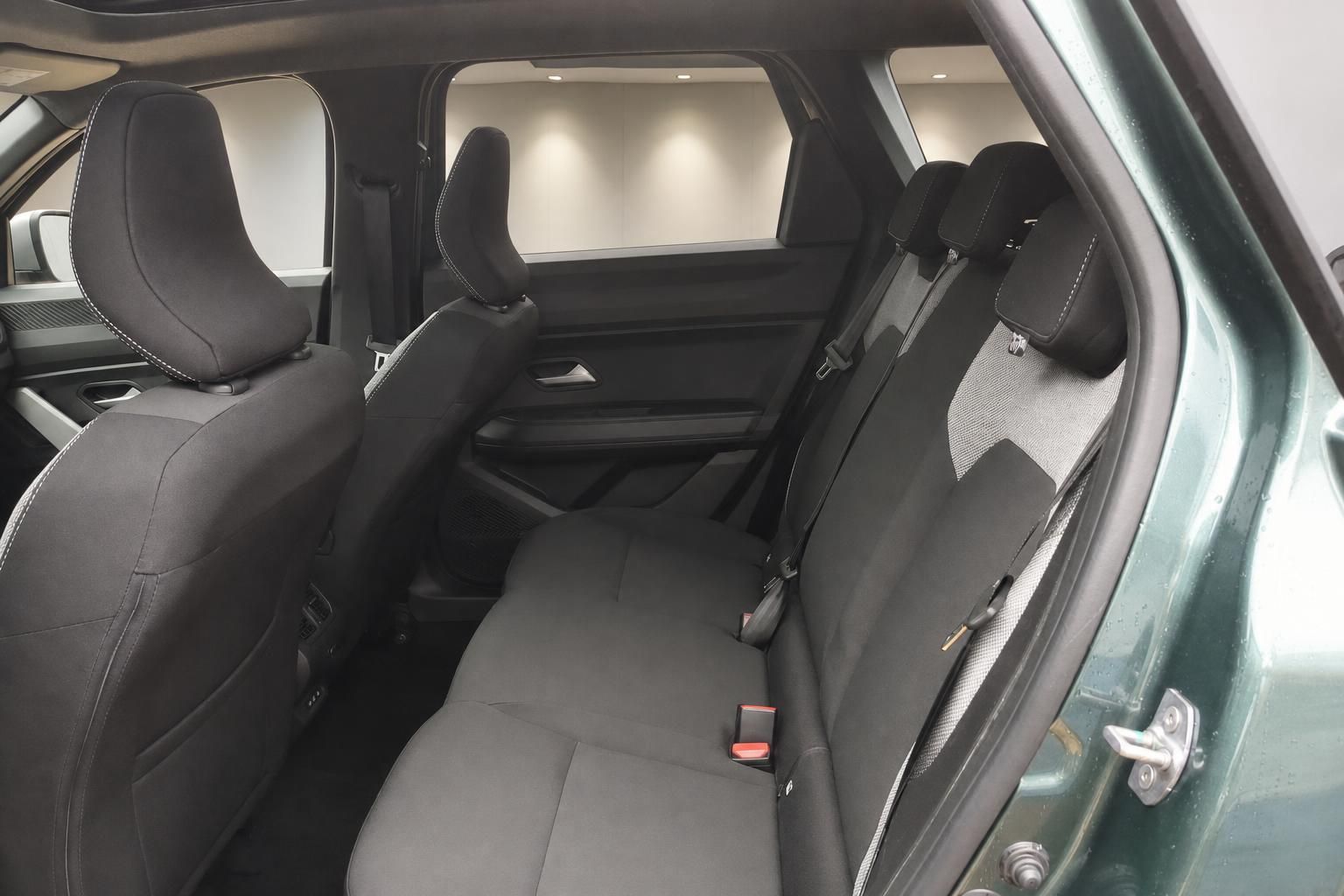 Dacia SUV Rücksitzbank mit schwarzen Stoffsitzen und Panoramadach von innen