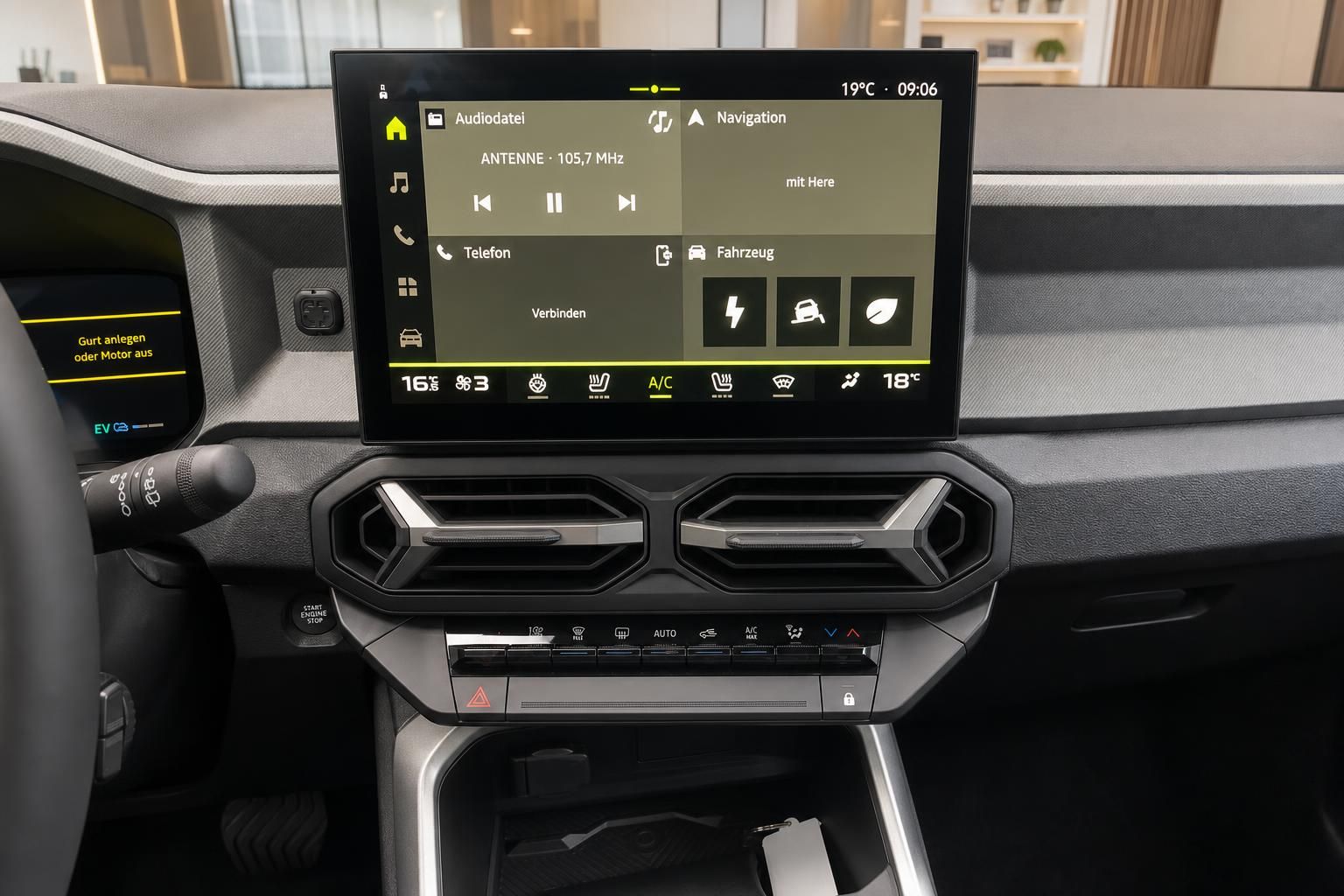 Dacia Mittelkonsole mit großem Touchscreen-Display, Klimaanlage und Infotainmentsystem