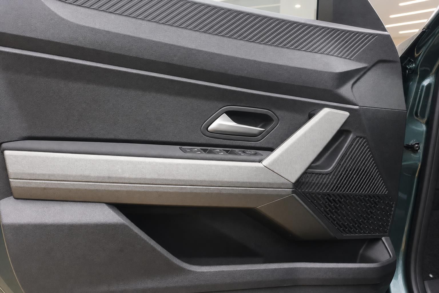 Dacia Fahrertür Innenverkleidung mit Türgriff, Fensterheber und Lautsprecherabdeckung