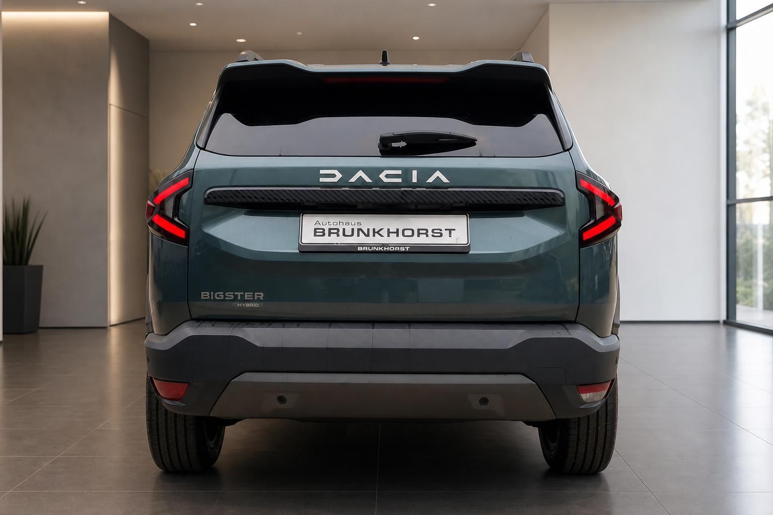 Dacia Bigster Hybrid SUV Heckansicht in Grün im Autohaus Brunkhorst