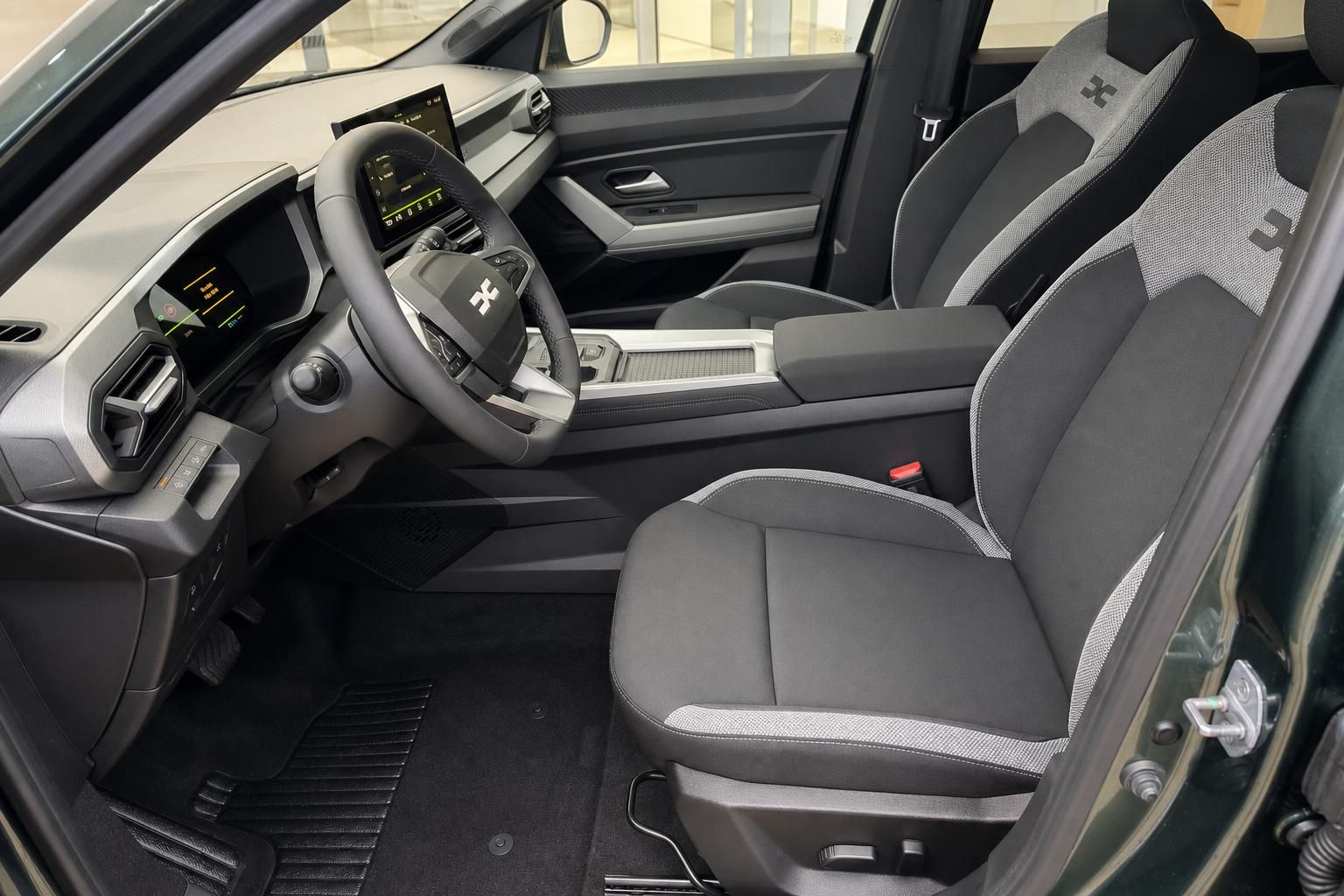 Dacia Bigster Hybrid Innenraum – Fahrersitz und Armaturenbrett mit Digitalcockpit