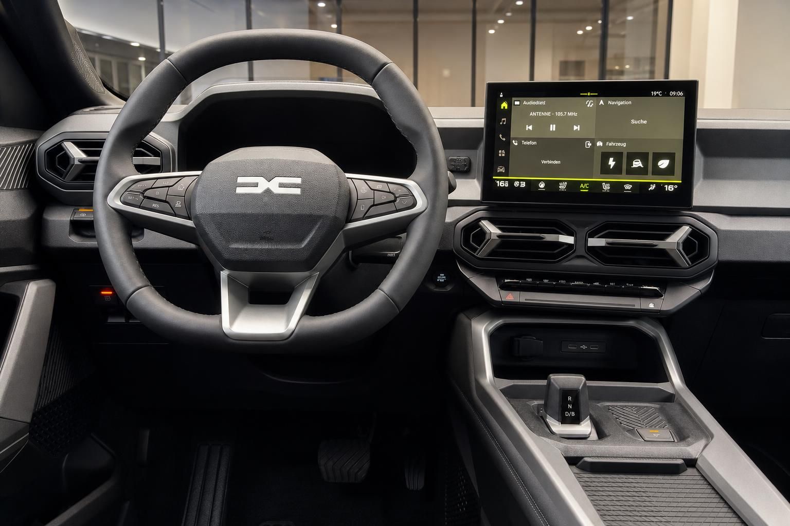 Dacia Bigster Hybrid Innenraum – Cockpit mit Lenkrad und Touchscreen-Infotainmentsystem