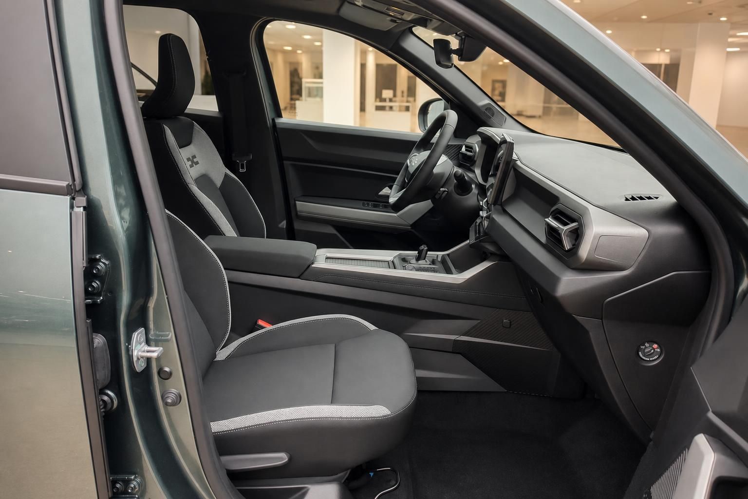 Dacia SUV Innenraum Vordersitze mit Sportpolsterung, Lenkrad und Mittelkonsole