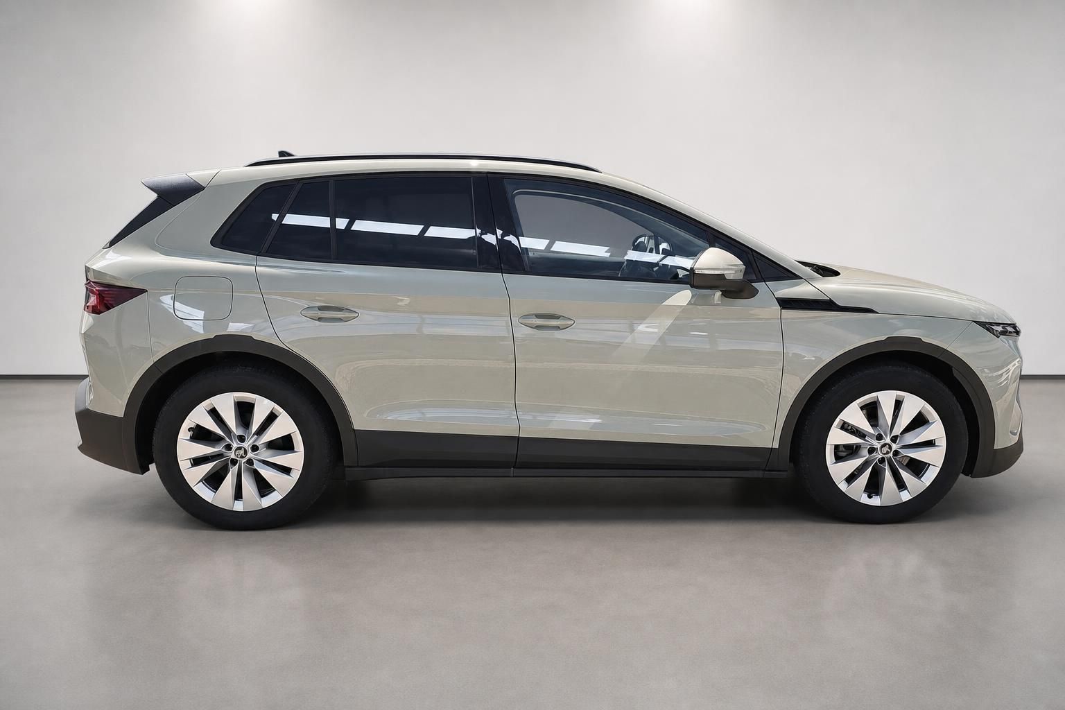 Skoda Elroq SUV in Beige, Seitenansicht im Studio