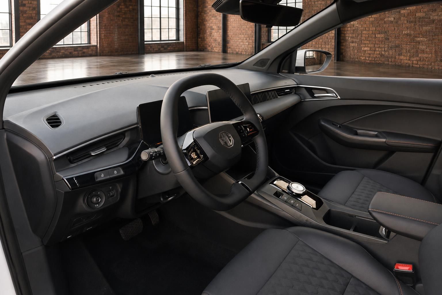 MG Innenraum Fahrerseite – Cockpit mit Lenkrad, Touchscreen, Mittelkonsole und schwarzen Stoffsitzen