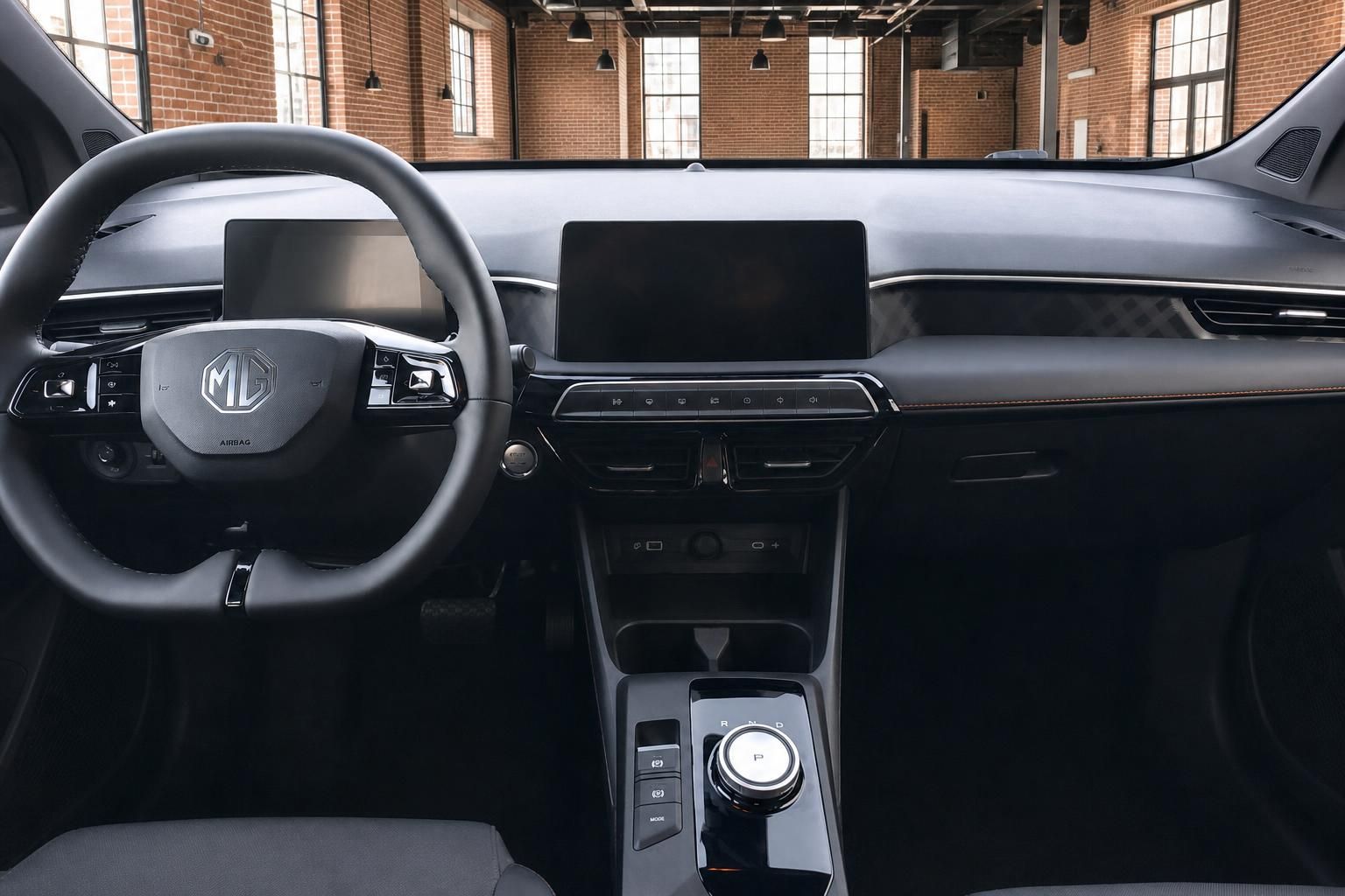 MG Cockpit mit MG-Lenkrad, großem Touchscreen-Display und Mittelkonsole mit Wählhebel