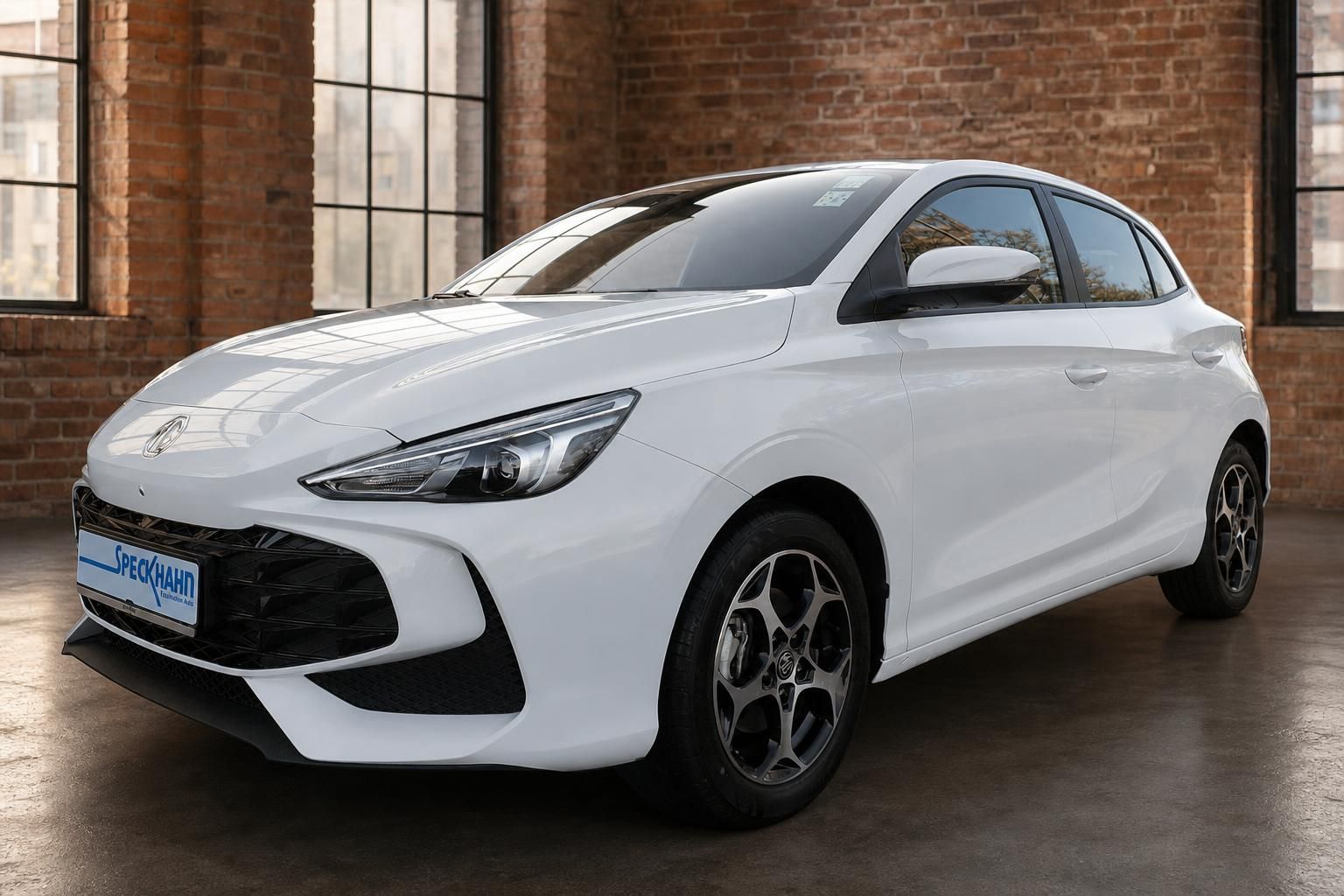 MG3 Hybrid+ weiss Frontansicht schräg rechts im Showroom