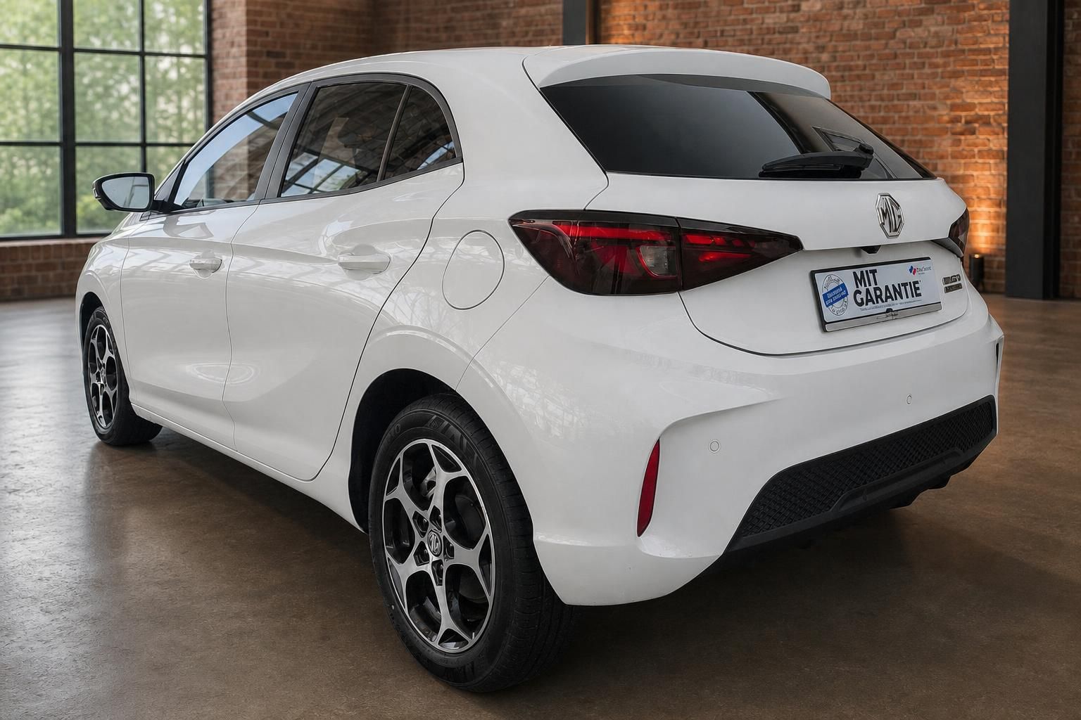 MG3 Hybrid+ weiss Heckansicht schräg links im Showroom