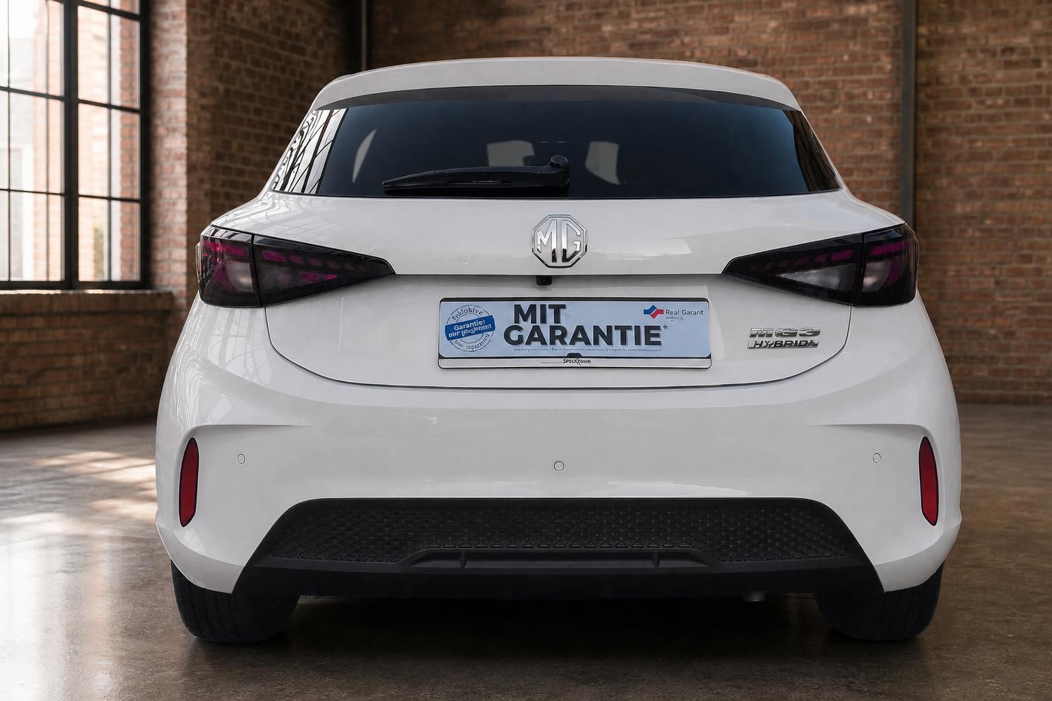 MG3 Hybrid+ weiss Heckansicht gerade im Showroom