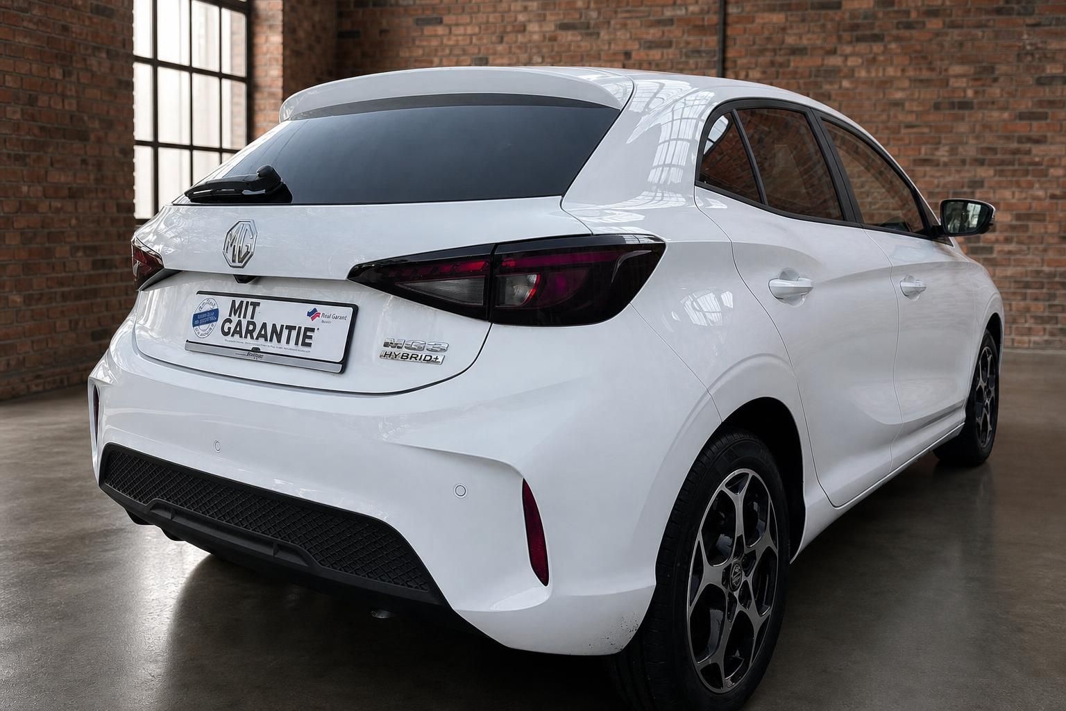 MG3 Hybrid+ weiss Heckansicht schräg rechts im Showroom
