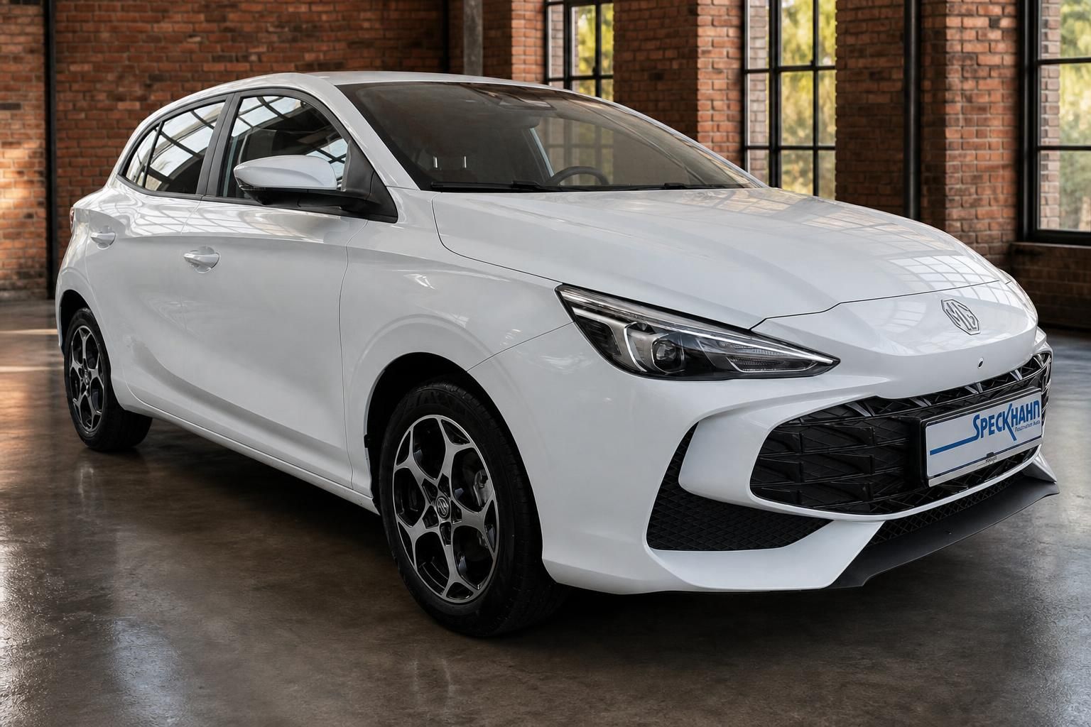 MG3 Hybrid+ weiss Frontansicht schräg links im Showroom