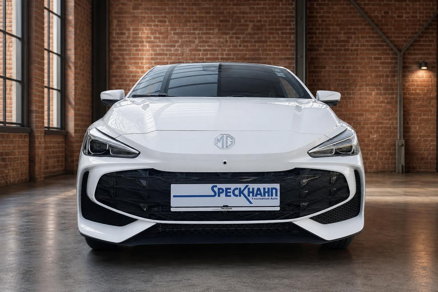MG Elektroauto weiss Frontansicht – sportliche Limousine mit LED-Scheinwerfern im Industrie-Showroom