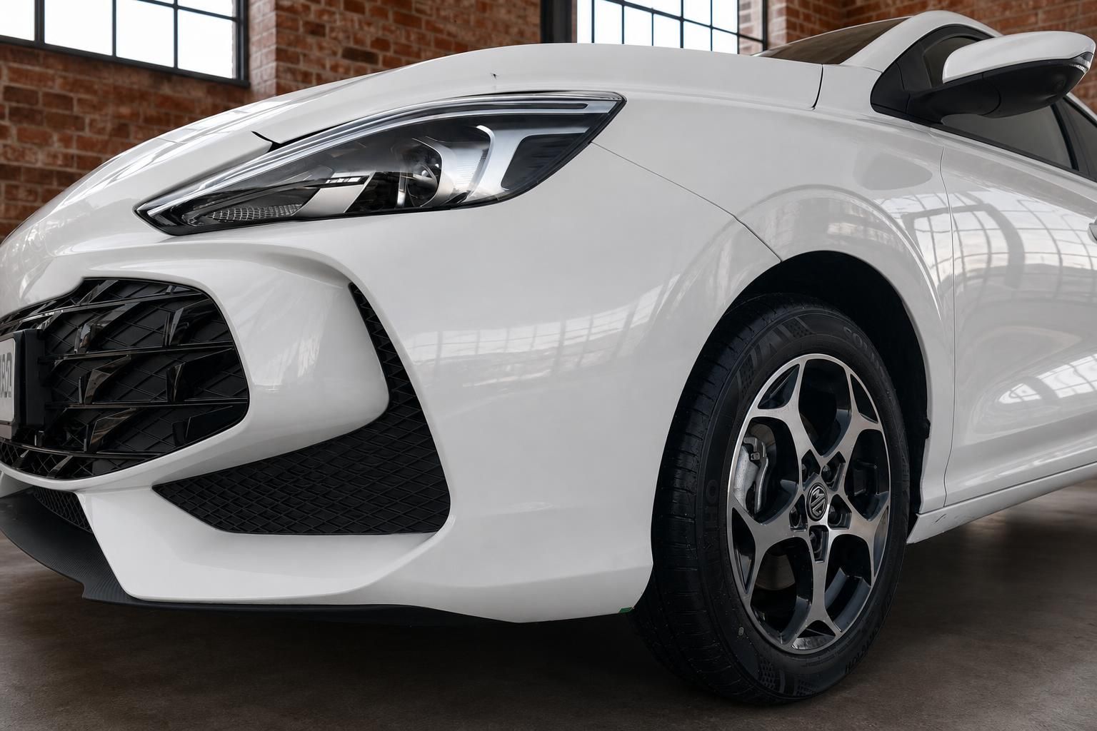 MG weiss Detailansicht Front links – LED-Scheinwerfer, Spoiler und Leichtmetallfelge in Nahaufnahme