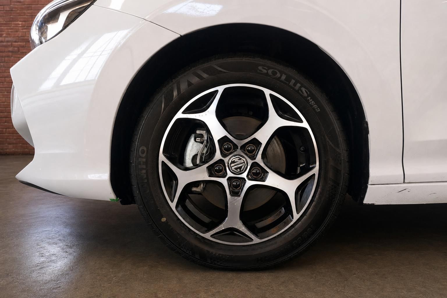 MG Leichtmetallfelge Nahaufnahme – Kumho Solus HS63 Reifen mit MG-Logo-Radkappe und Bremsscheibe