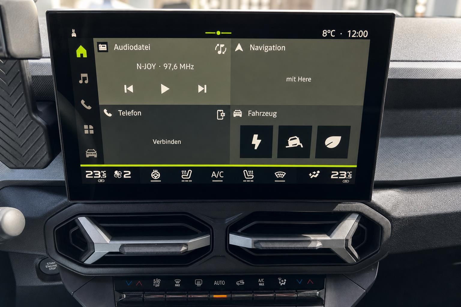 Zentrales Touchscreen-Infotainmentsystem mit Navigationsfunktion und Klimasteuerung