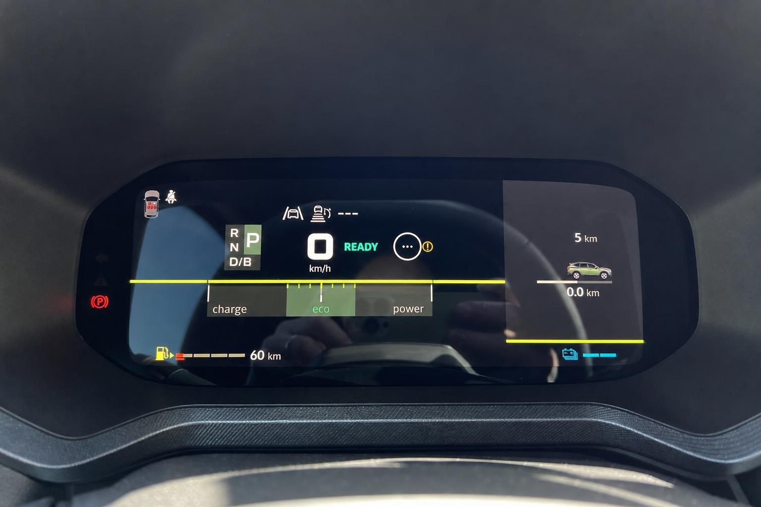Digitales Armaturenbrett mit Eco-Modus und Reichweitenanzeige im Elektrofahrzeug Innenraum