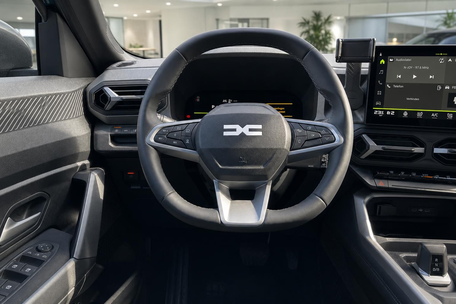 Cockpit Innenraum mit digitalem Armaturenbrett, Lenkrad und Touchscreen-Infotainmentsystem