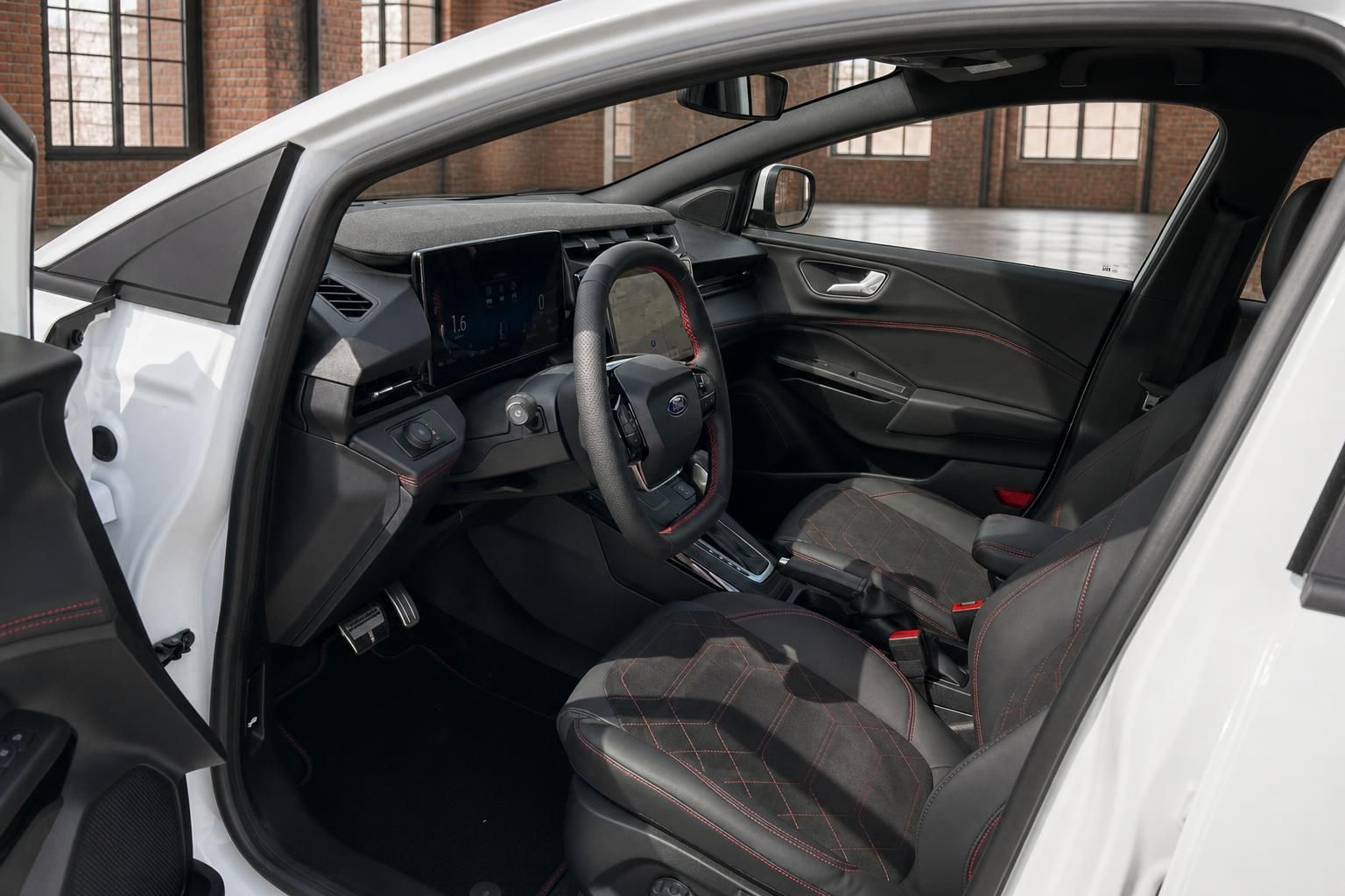 Ford Innenraum mit Sportsitzen und Cockpit Displays