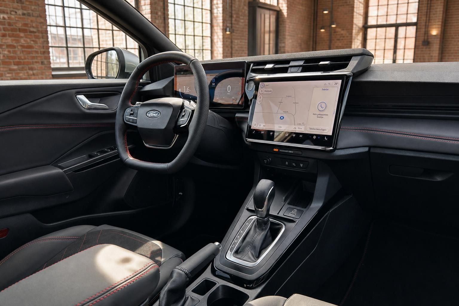 Ford Cockpit mit Lenkrad, Digitaldisplay und Touchscreen-Navigation