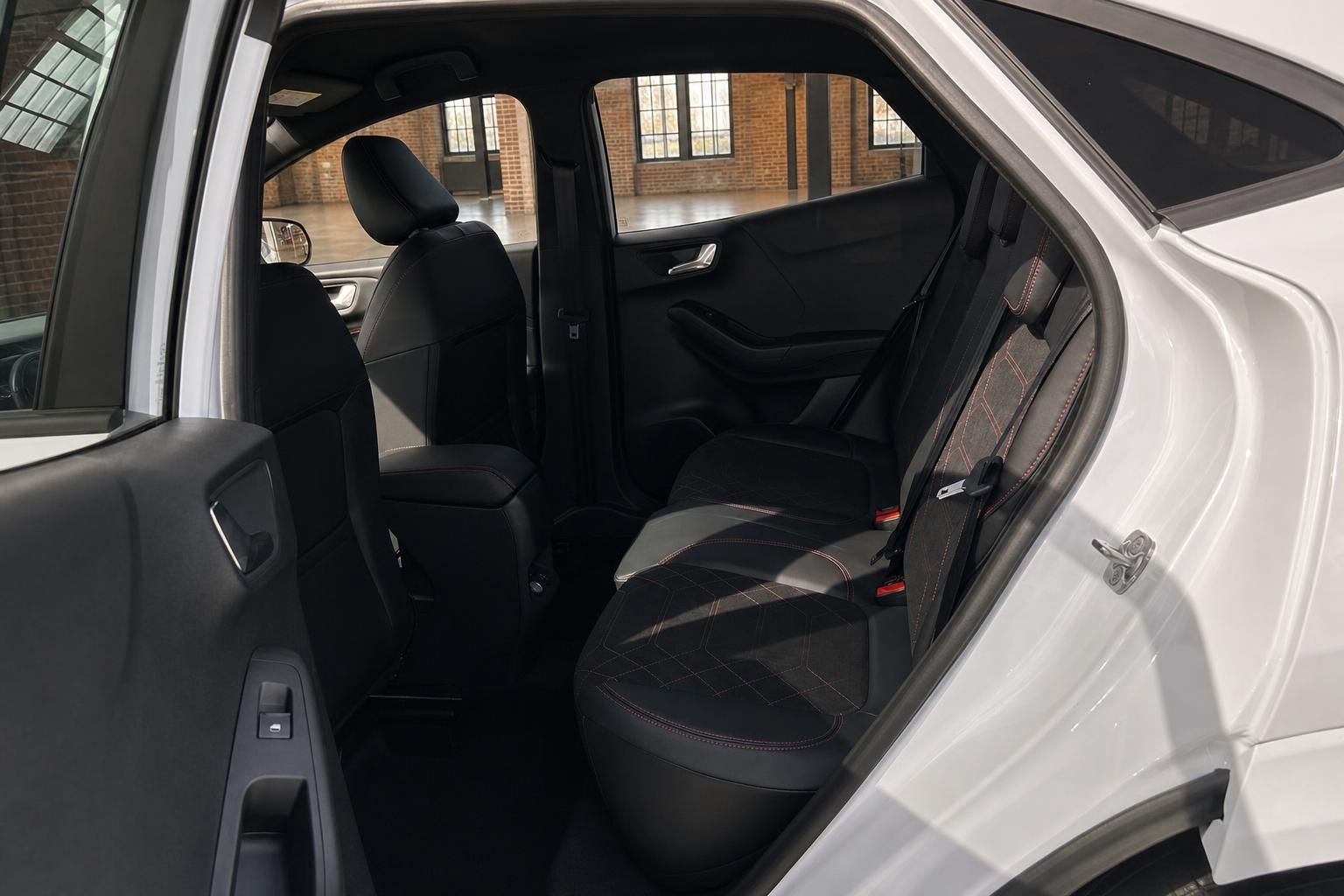 Ford Rücksitze mit schwarzem Lederinterieur und roten Ziernähten