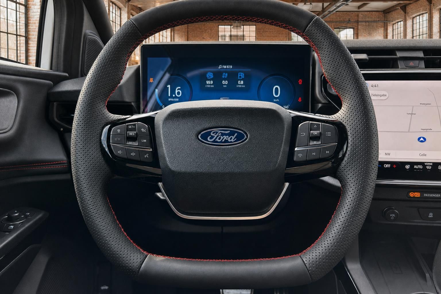 Ford Lenkrad Nahaufnahme mit Bedienelementen und Digitaltacho