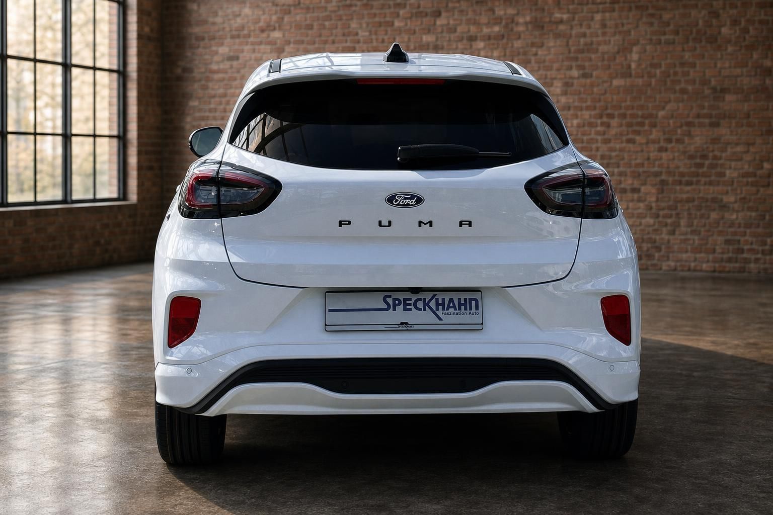 Ford Puma weiss Heckansicht frontal mit Kennzeichenhalter im Showroom