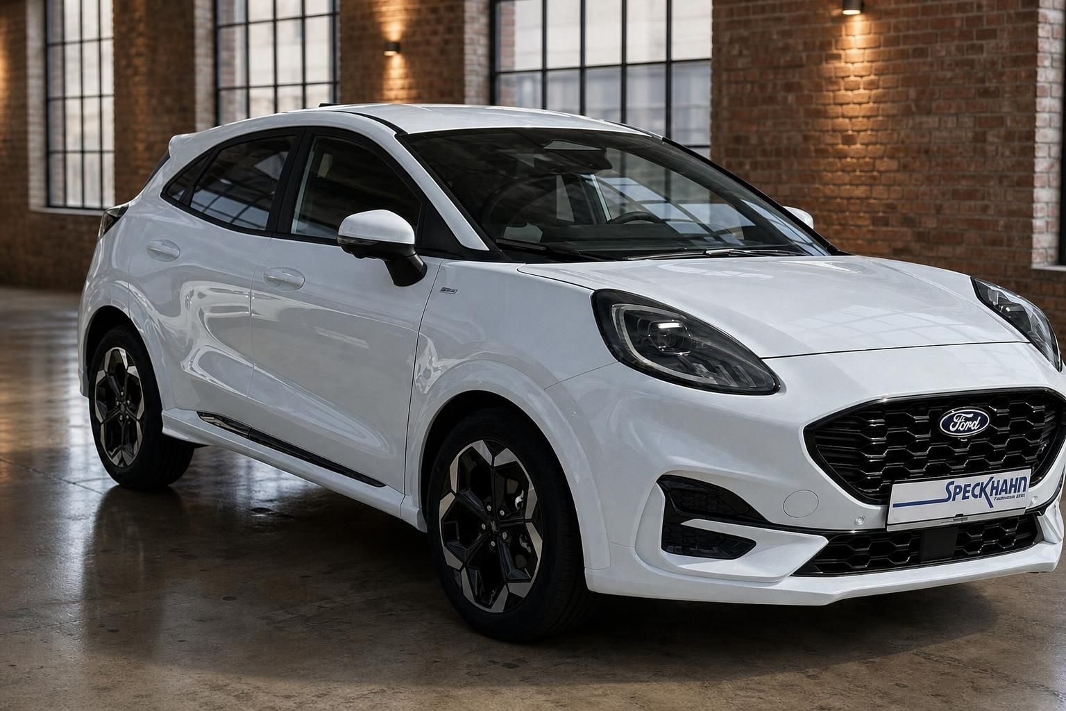 Ford Puma weiss Frontansicht seitlich in Ausstellungshalle