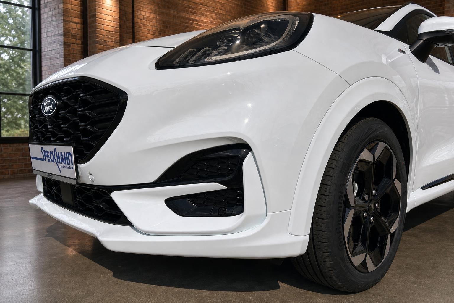 Ford weiß Frontstoßstange und Felge Detailansicht Showroom