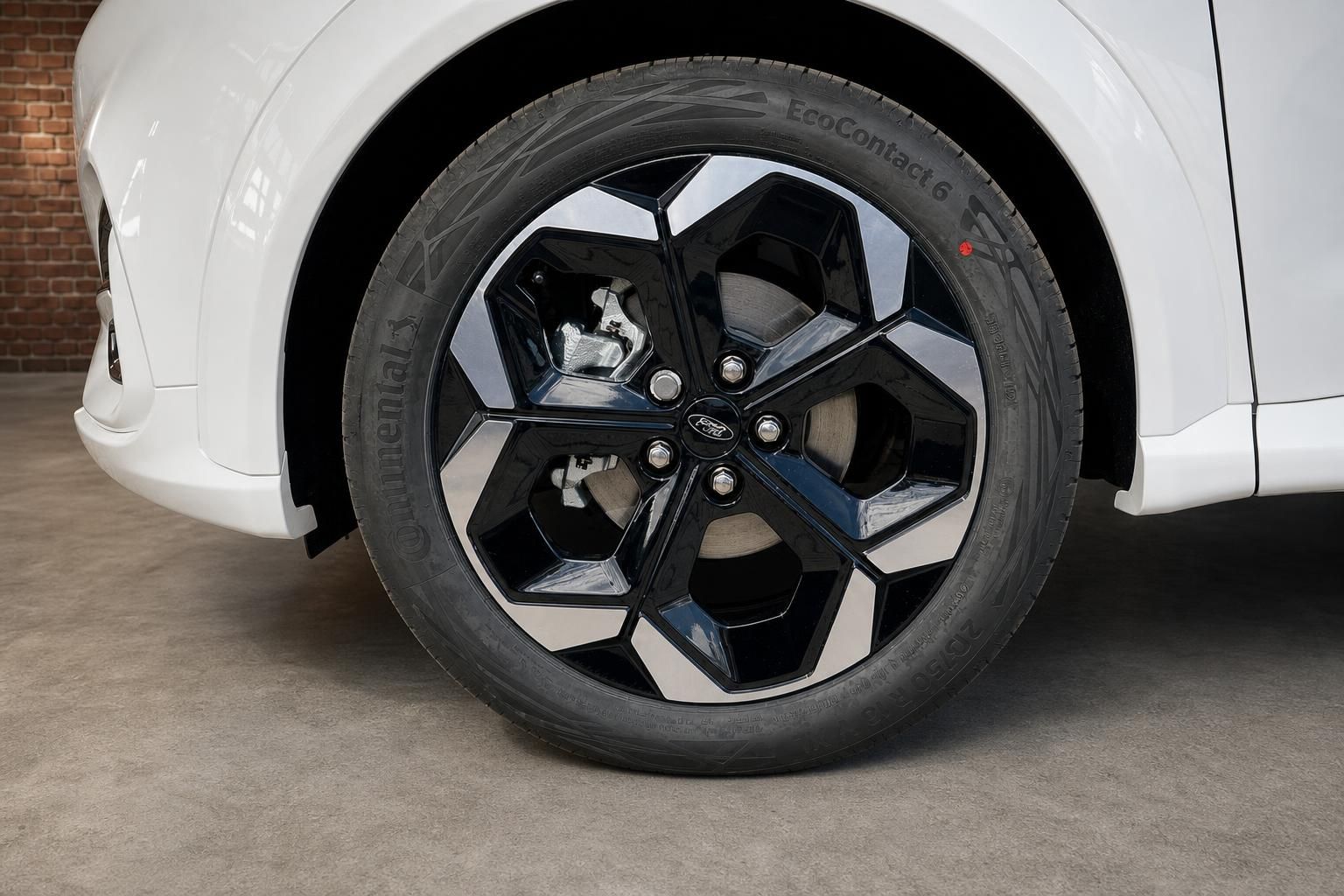 Ford Leichtmetallfelge mit Continental Reifen im Detail