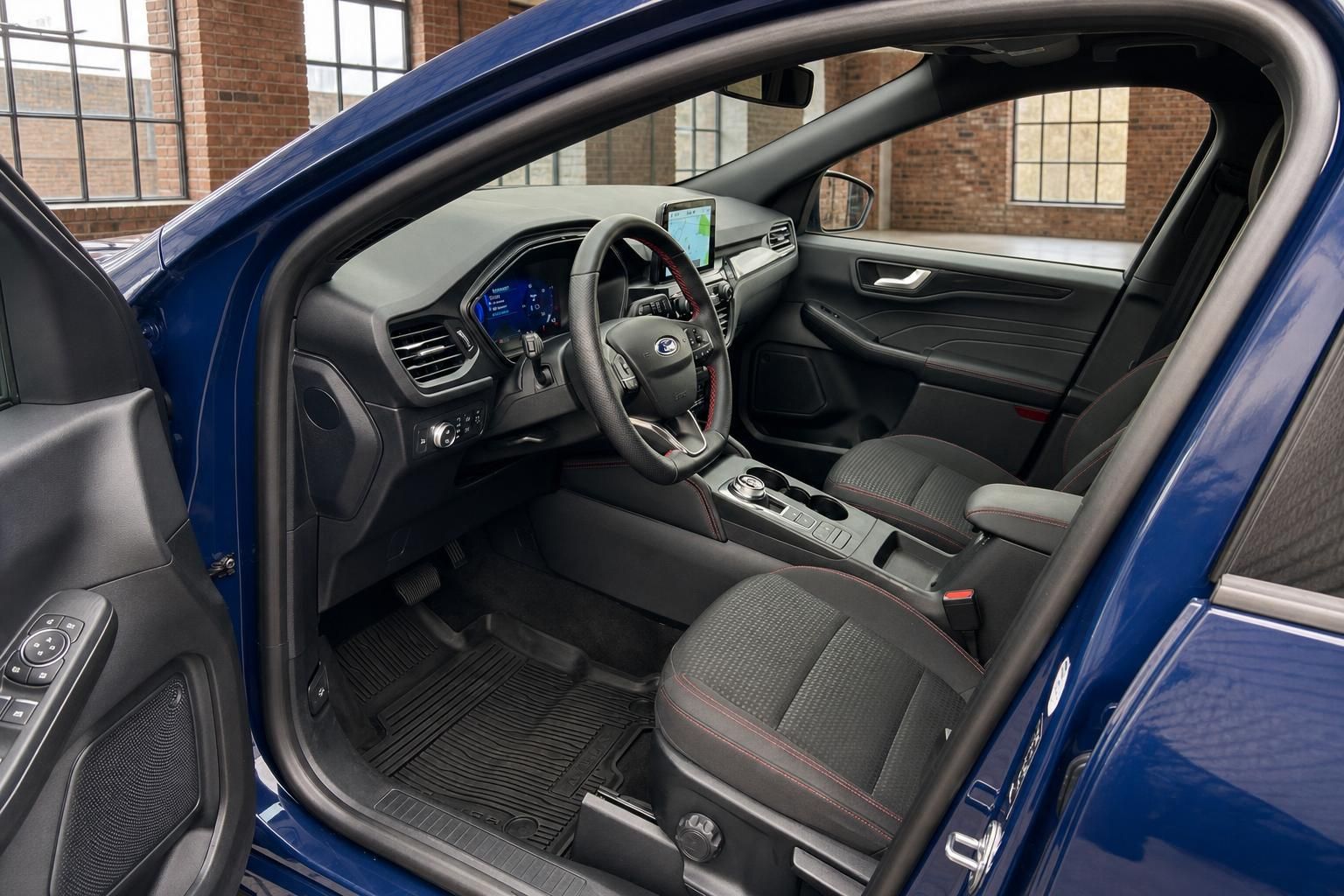 Ford Kuga Innenraum mit Cockpit, Lenkrad und Sitzen in Schwarz