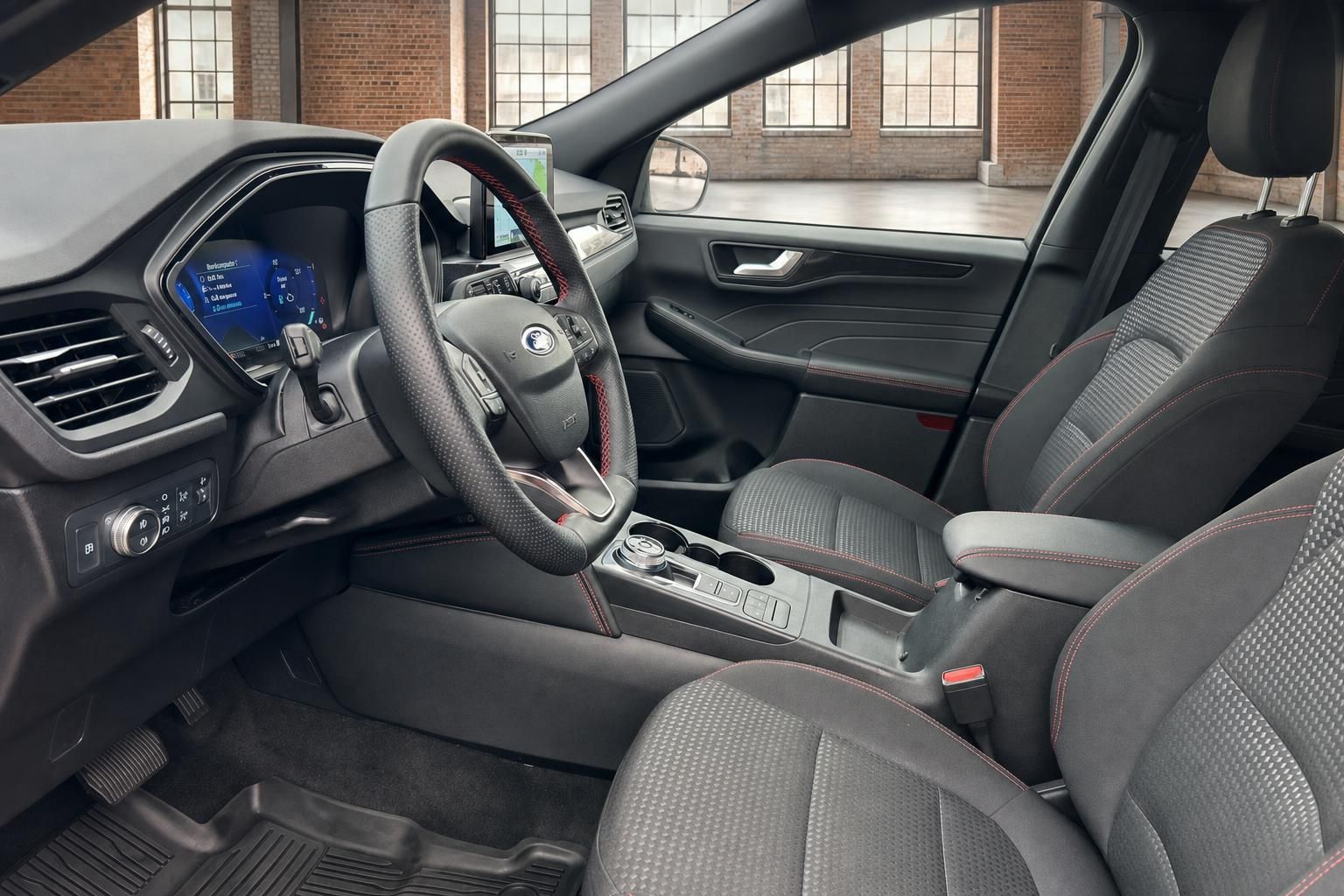 Ford Innenraum mit Sportsitzen und Lederlenkrad in Schwarz