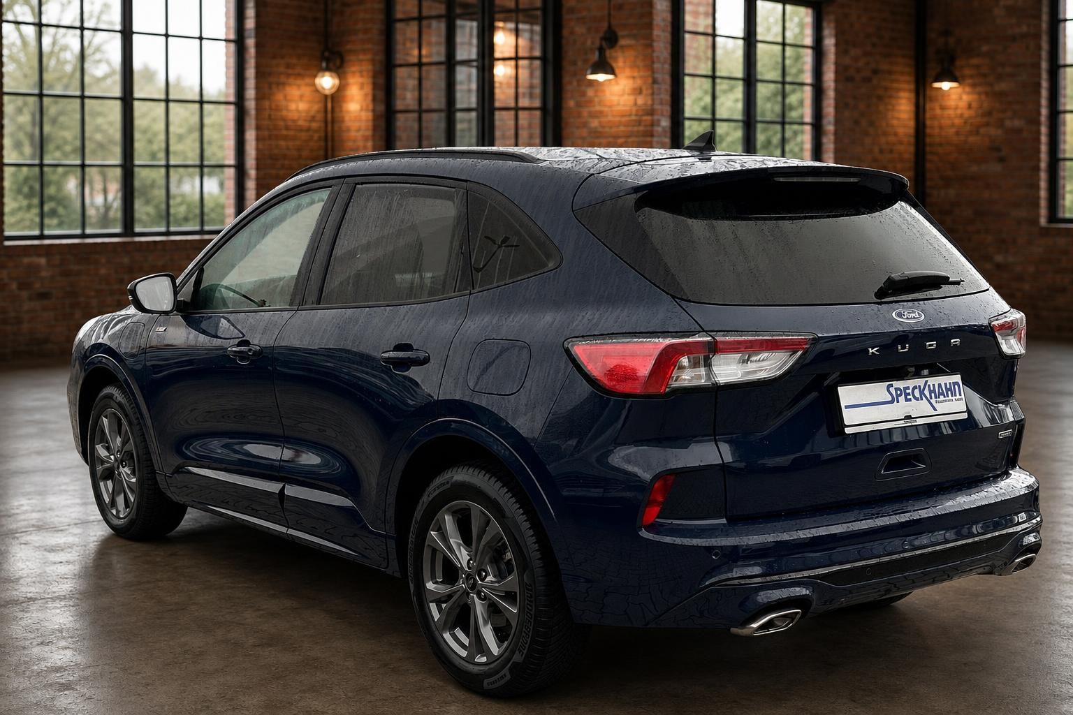 Ford Kuga dunkelblau, Heckansicht seitlich, SUV mit Panoramafenstern im Hintergrund