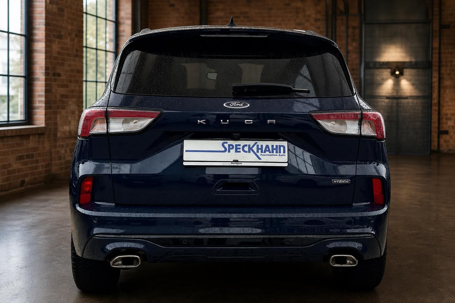 Ford Kuga Hybrid dunkelblau, Heckansicht frontal, SUV in Industriehalle