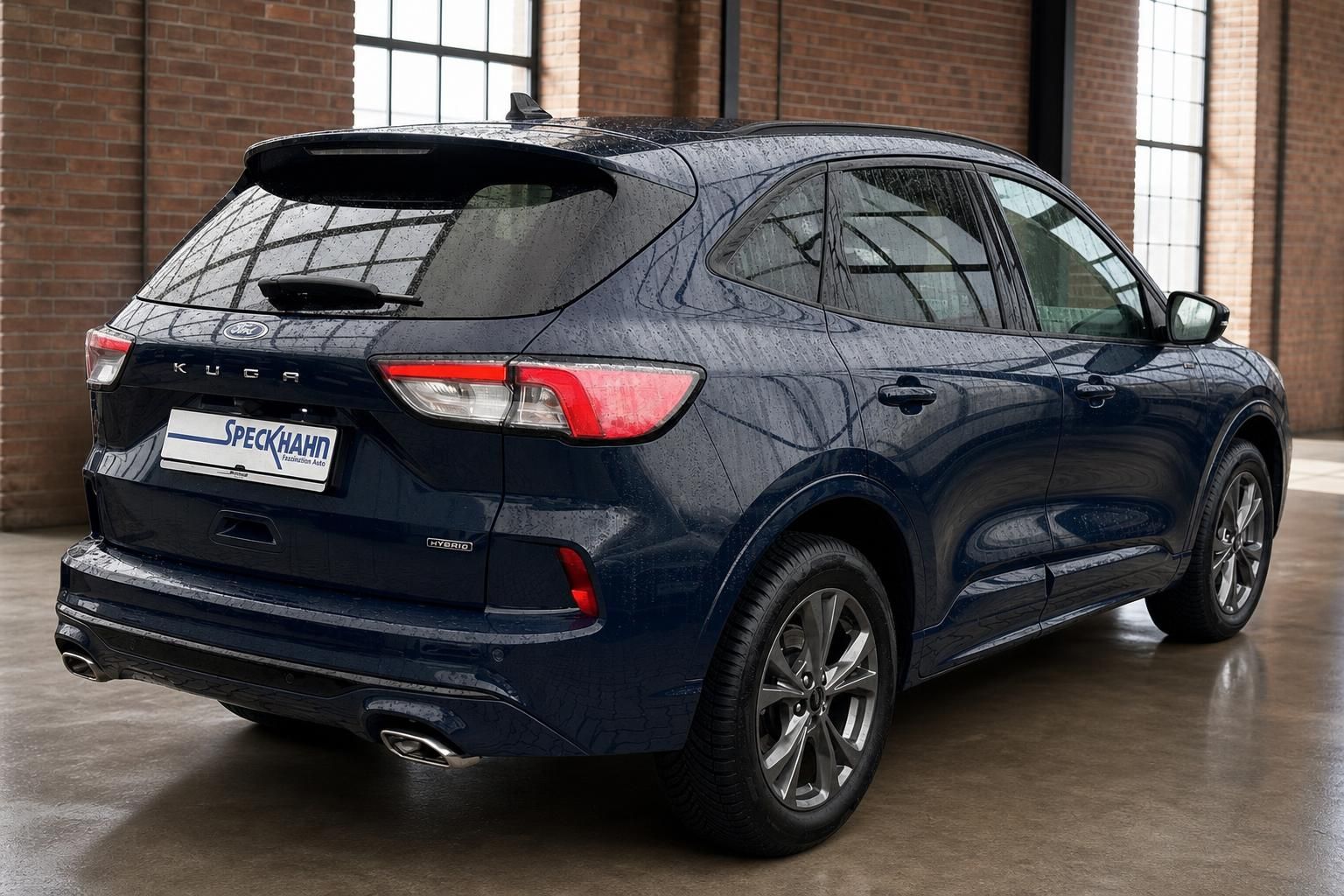 Ford Kuga Hybrid dunkelblau, Heckansicht schraeg, SUV in Industriehalle