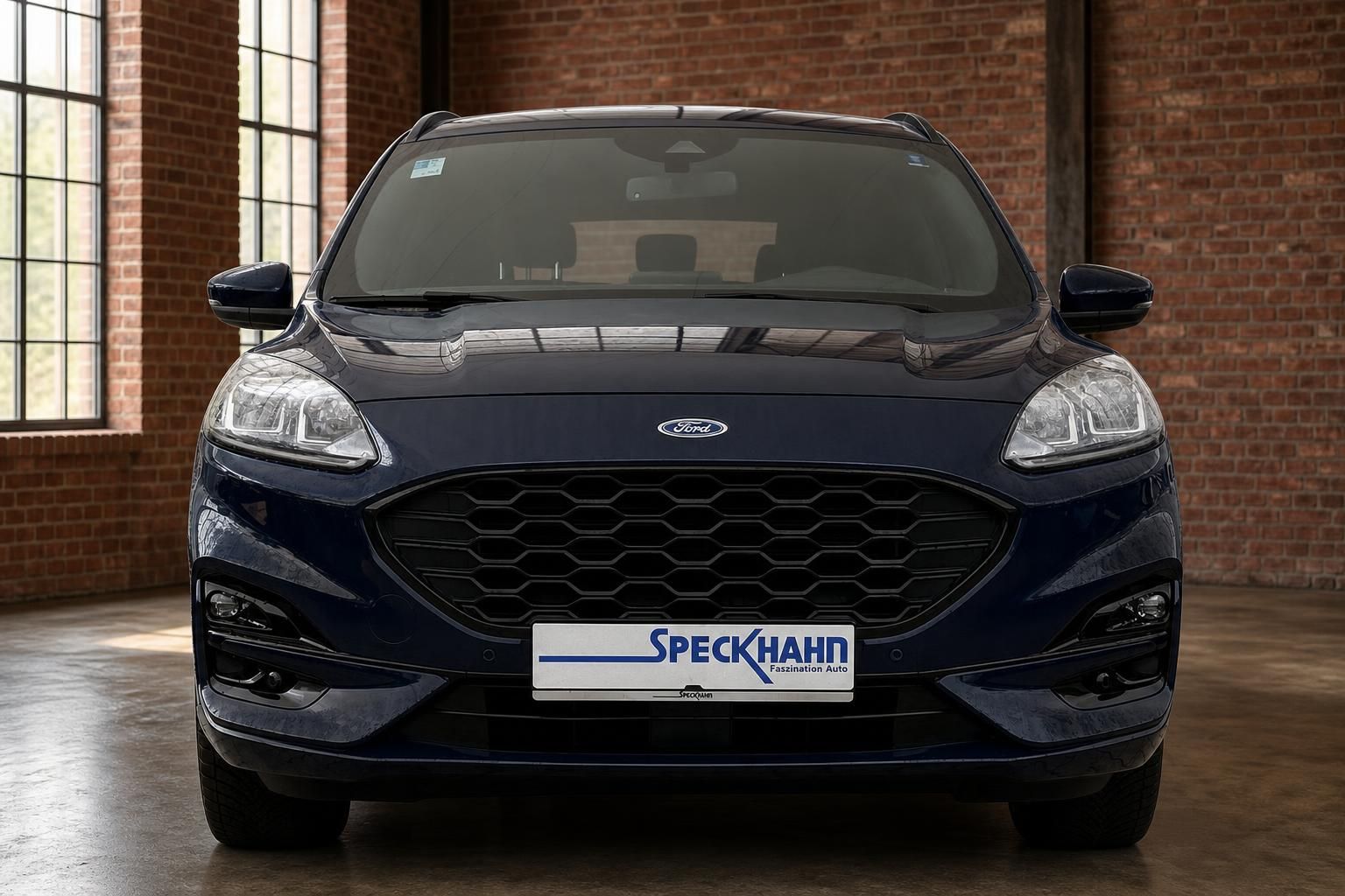 Ford Kuga in Blau, Frontansicht mit Kuehlergrill und LED-Scheinwerfern