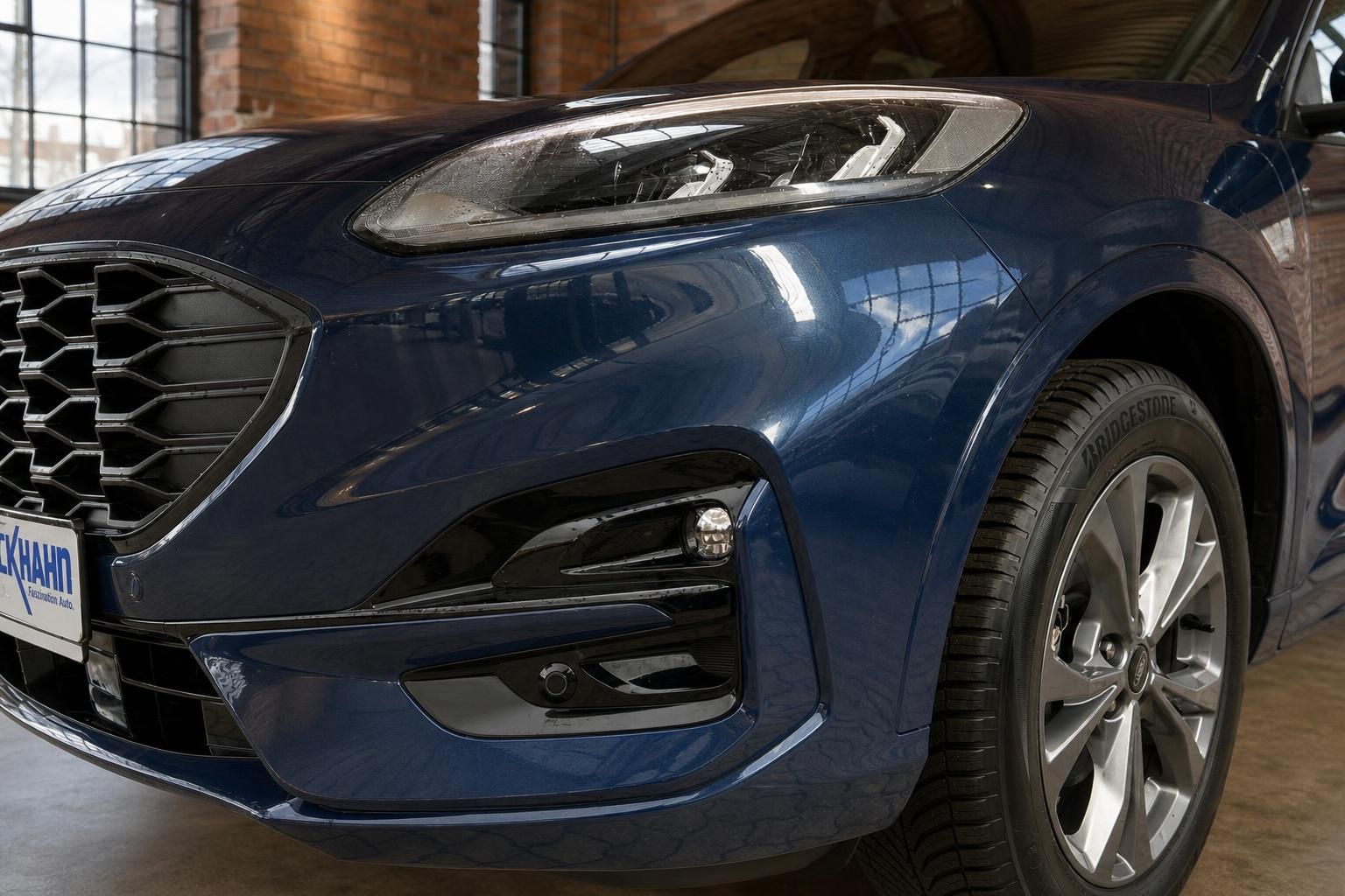 Ford Kuga Detailansicht Scheinwerfer und Frontstossstange in Blau